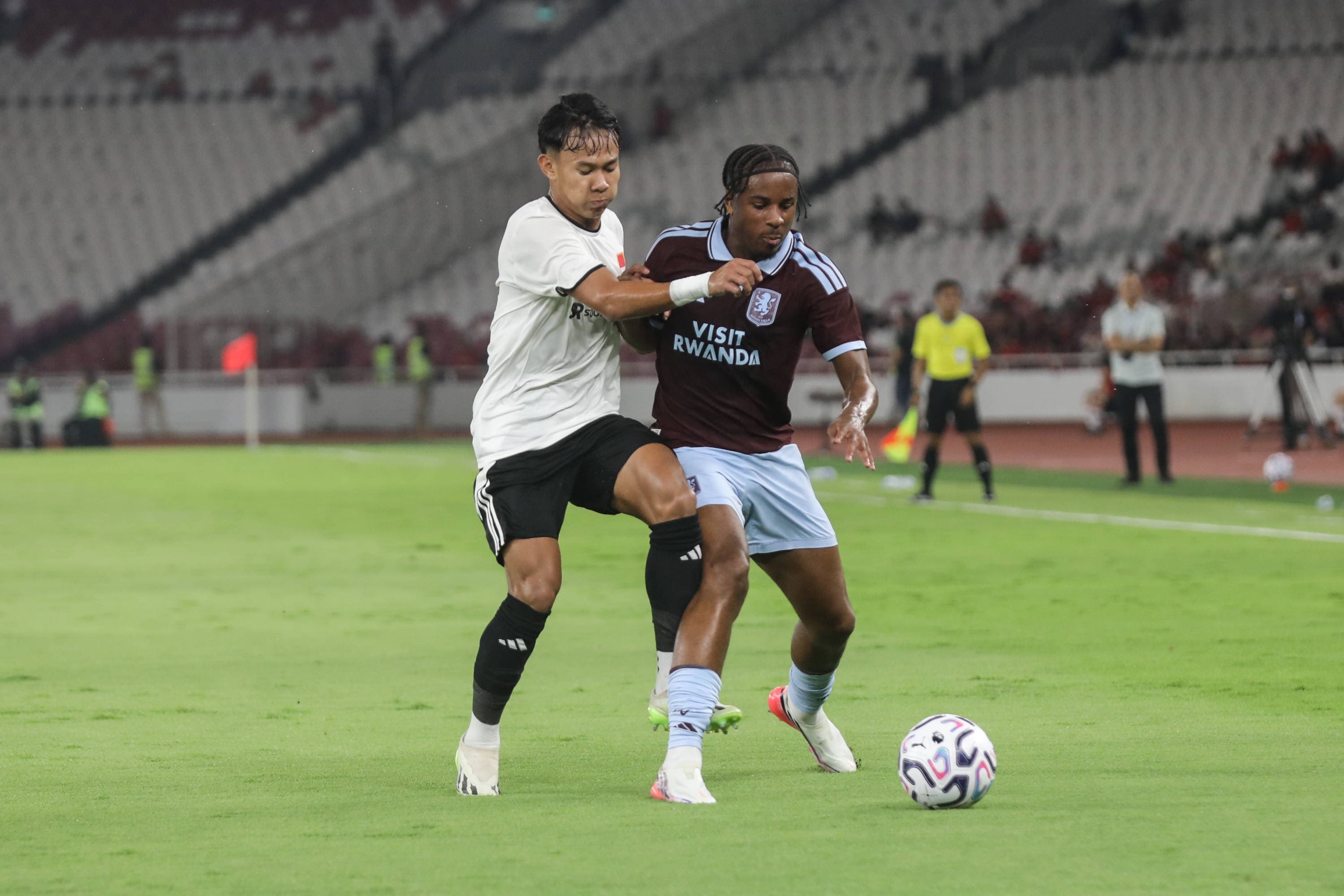 Pesepak bola klub Aston Villa berusaha menghadang tendangan pemain Indonesia All Star pada laga Pre-Season Tour Indonesia di Stadion Utama Gelora Bung Karno (SUGBK), Jakarta, Sabtu (1/8/2026). AKURAT.CO/Endra Prakoso