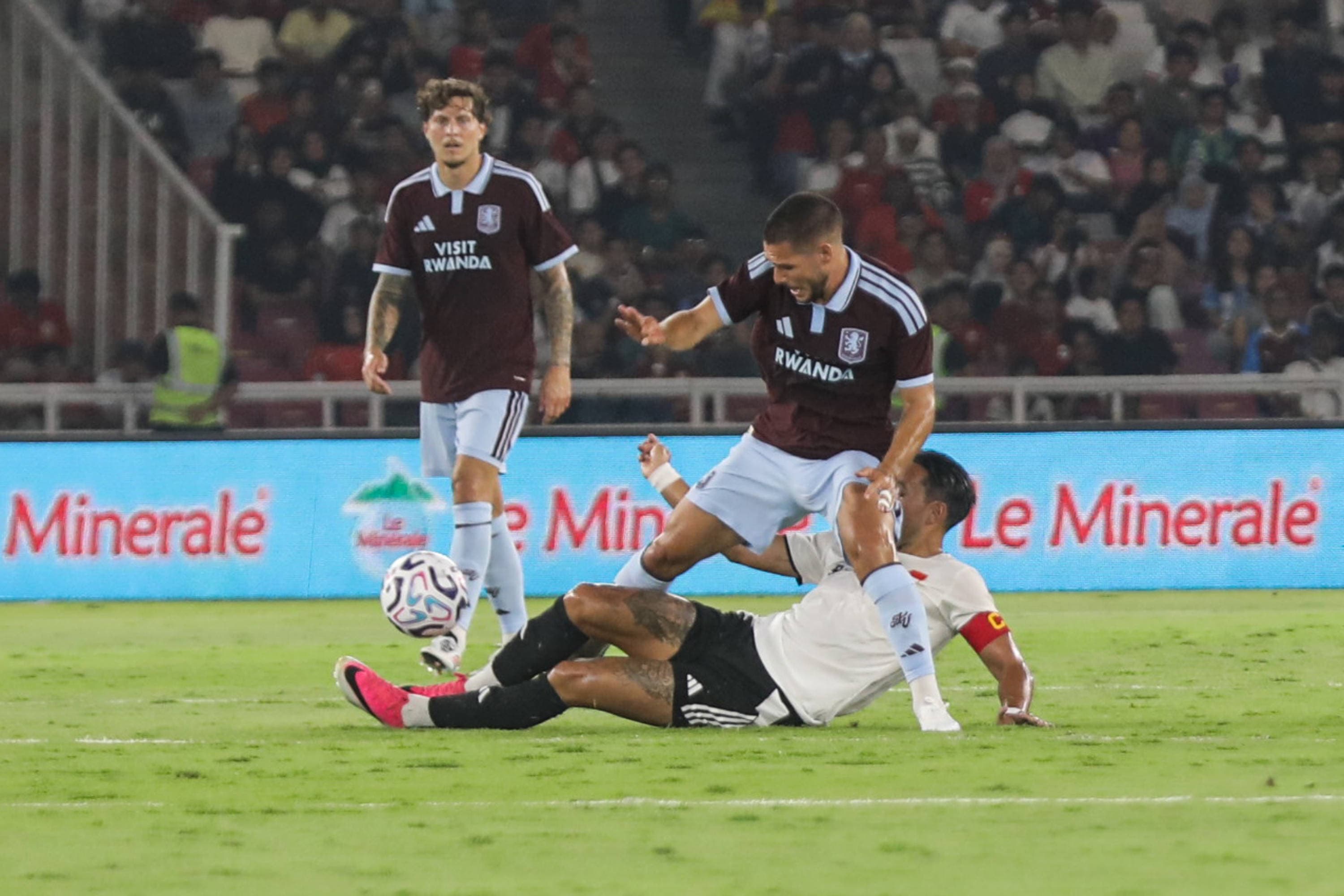 Pesepak bola klub Aston Villa berusaha melewati pemain Indonesia All Star pada laga Pre-Season Tour Indonesia di Stadion Utama Gelora Bung Karno (SUGBK), Jakarta, Sabtu (1/8/2026).AKURAT.CO/Endra Prakoso