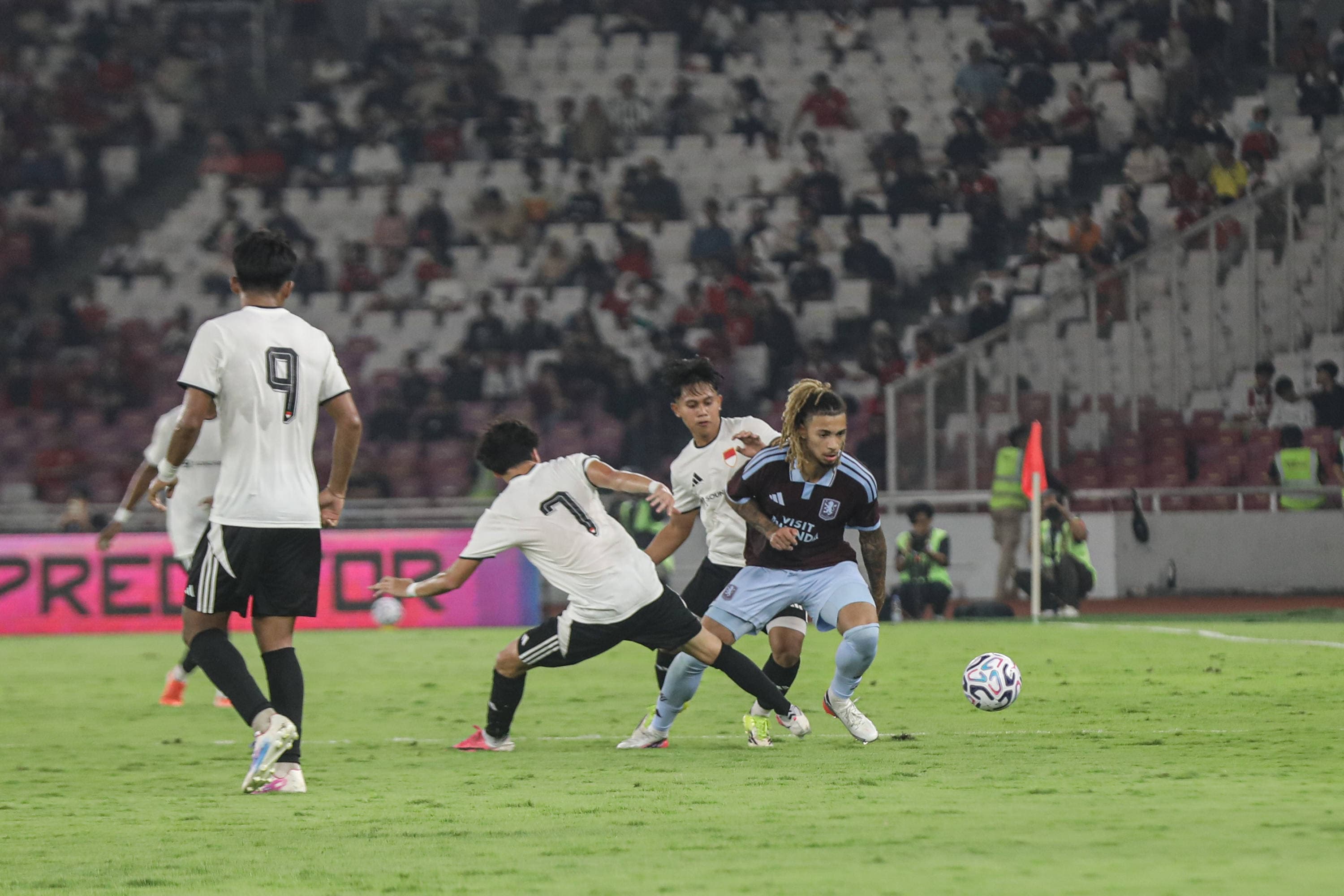 Pesepak bola klub Aston Villa berusaha melewati pemain Indonesia All Star pada laga Pre-Season Tour Indonesia di Stadion Utama Gelora Bung Karno (SUGBK), Jakarta, Sabtu (1/8/2026).AKURAT.CO/Endra Prakoso