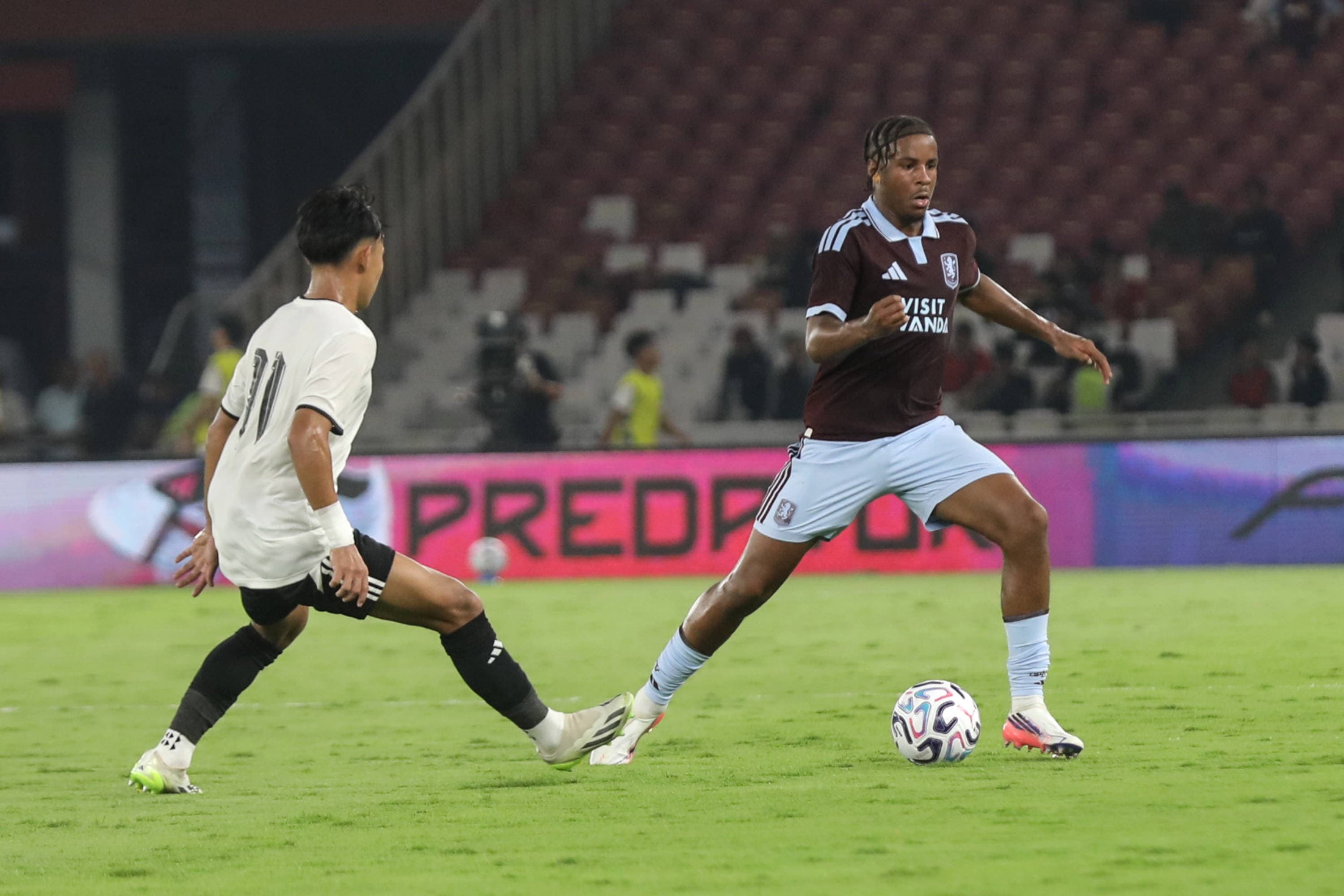Pesepak bola klub Aston Villa berusaha menghadang tendangan pemain Indonesia All Star pada laga Pre-Season Tour Indonesia di Stadion Utama Gelora Bung Karno (SUGBK), Jakarta, Sabtu (1/8/2026). AKURAT.CO/Endra Prakoso