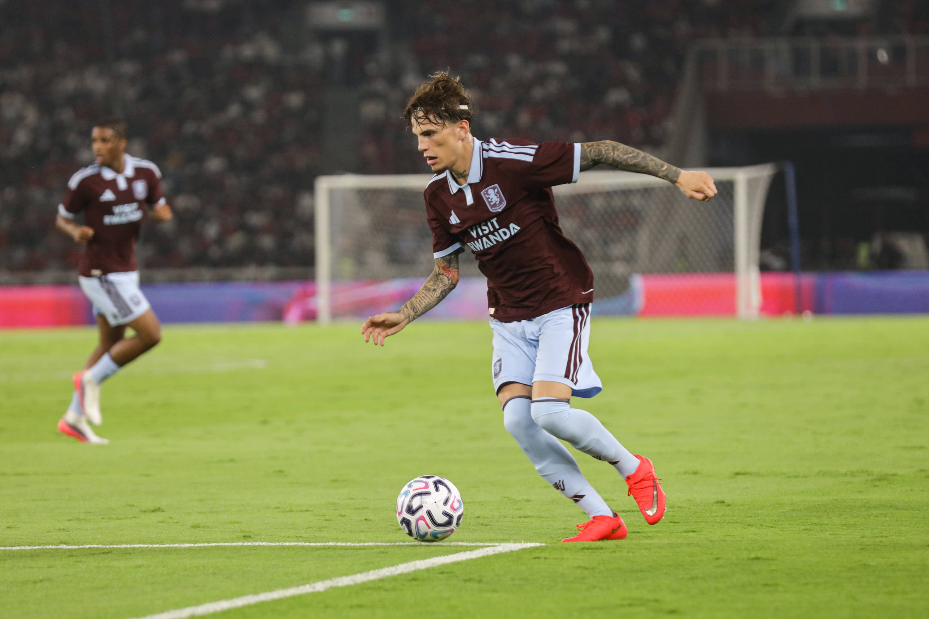 Pesepak bola klub Aston Villa berusaha melewati pemain Indonesia All Star pada laga Pre-Season Tour Indonesia di Stadion Utama Gelora Bung Karno (SUGBK), Jakarta, Sabtu (1/8/2026).AKURAT.CO/Endra Prakoso