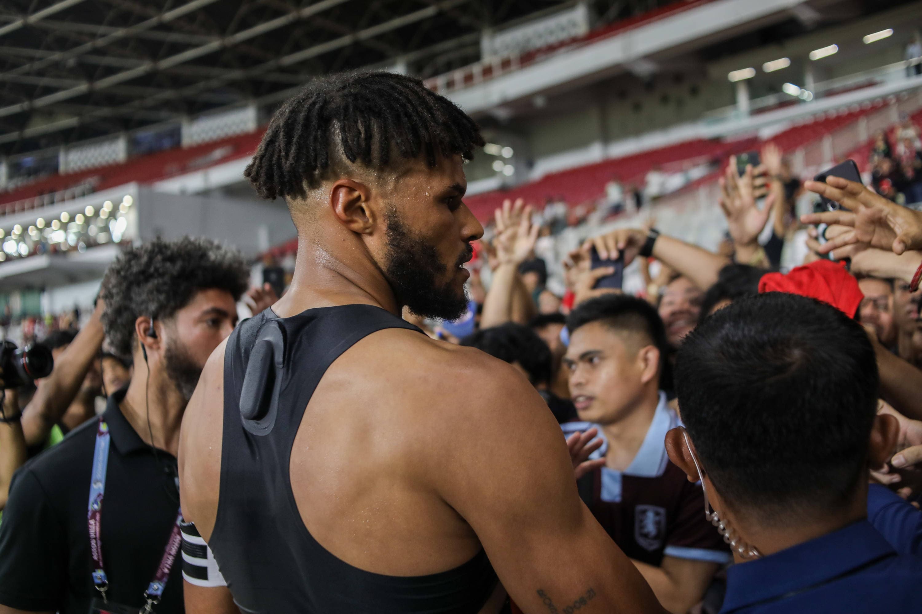Pesepak bola klub Aston Villa Tyrone Mings menyapa pendukung usai bertanding melawan Indonesia All Star pada laga Pre-Season Tour Indonesia di Stadion Utama Gelora Bung Karno (SUGBK), Jakarta, Sabtu (1/8/2026). AKURAT.CO/Endra Prakoso