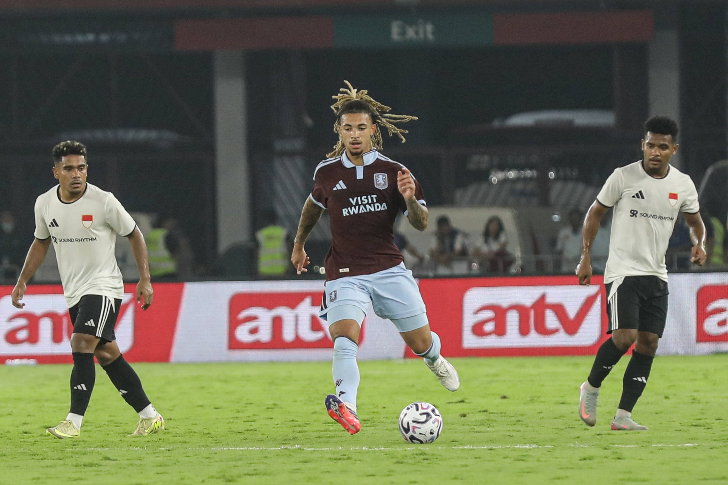 Pesepak bola klub Aston Villa berusaha melewati pemain Indonesia All Star pada laga Pre-Season Tour Indonesia di Stadion Utama Gelora Bung Karno (SUGBK), Jakarta, Sabtu (1/8/2026).AKURAT.CO/Endra Prakoso