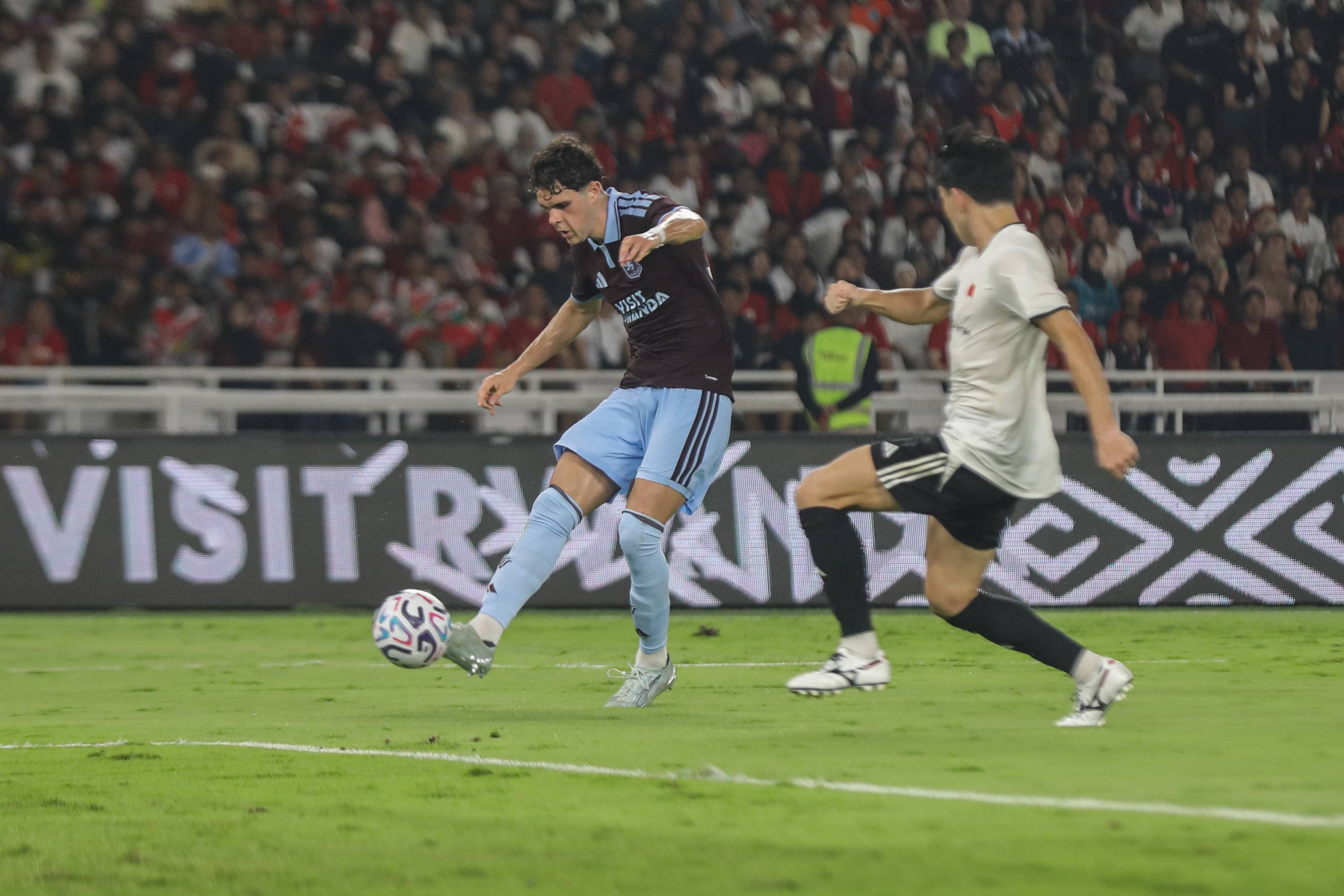 Pesepak bola klub Aston Villa berusaha menghadang tendangan pemain Indonesia All Star pada laga Pre-Season Tour Indonesia di Stadion Utama Gelora Bung Karno (SUGBK), Jakarta, Sabtu (1/8/2026). AKURAT.CO/Endra Prakoso