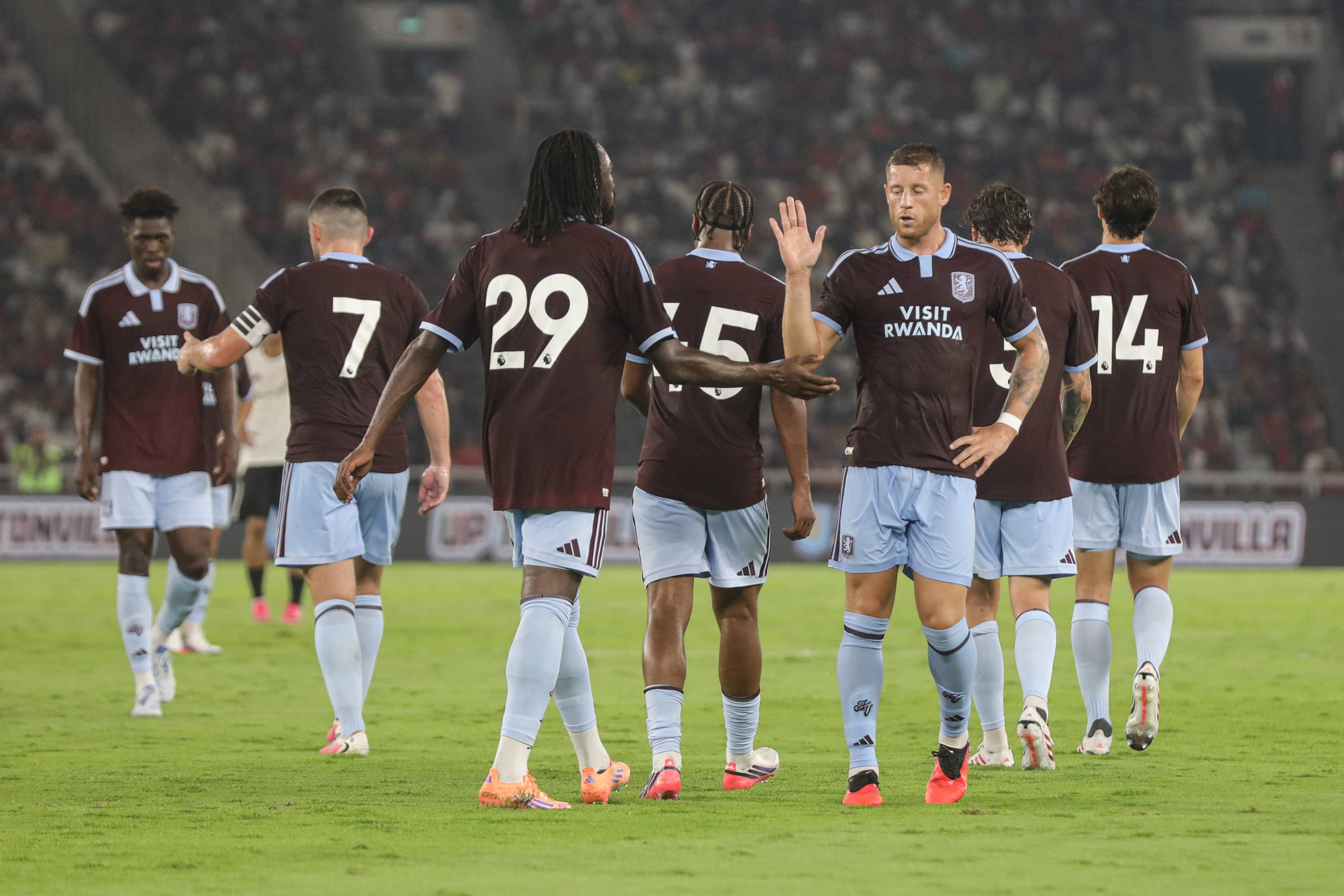Pesepak bola klub Aston Villa berjabat tangan usai mencetak gol ke gawang pemain Indonesia All Star pada laga Pre-Season Tour Indonesia di Stadion Utama Gelora Bung Karno (SUGBK), Jakarta, Sabtu (1/8/2026). AKURAT.CO/Endra Prakoso