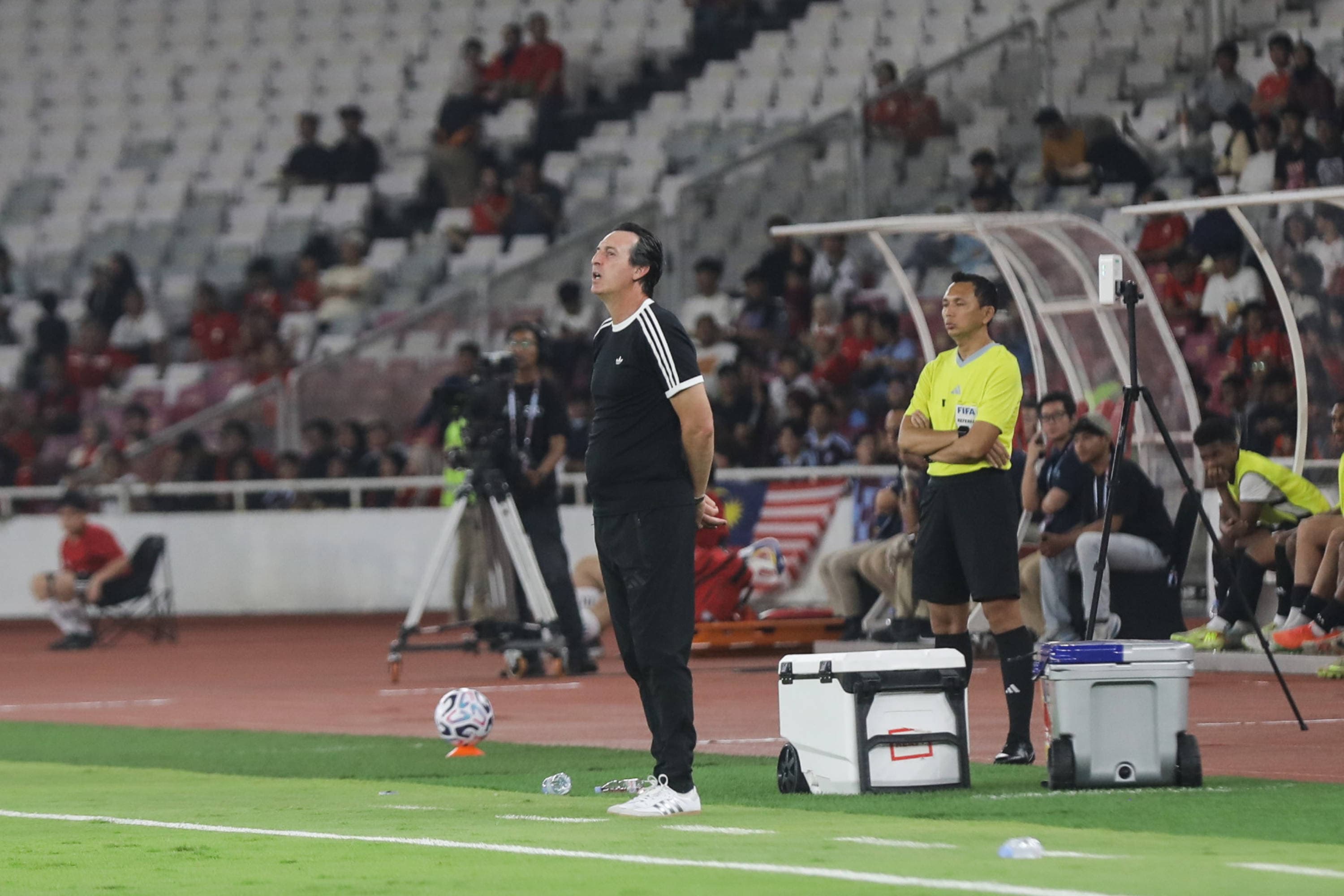 Pelatih klub Aston Villa Unai Emery mengamati permainan saat melawan Indonesia All Star pada laga Pre-Season Tour Indonesia di Stadion Utama Gelora Bung Karno (SUGBK), Jakarta, Sabtu (1/8/2026).AKURAT.CO/Endra Prakoso