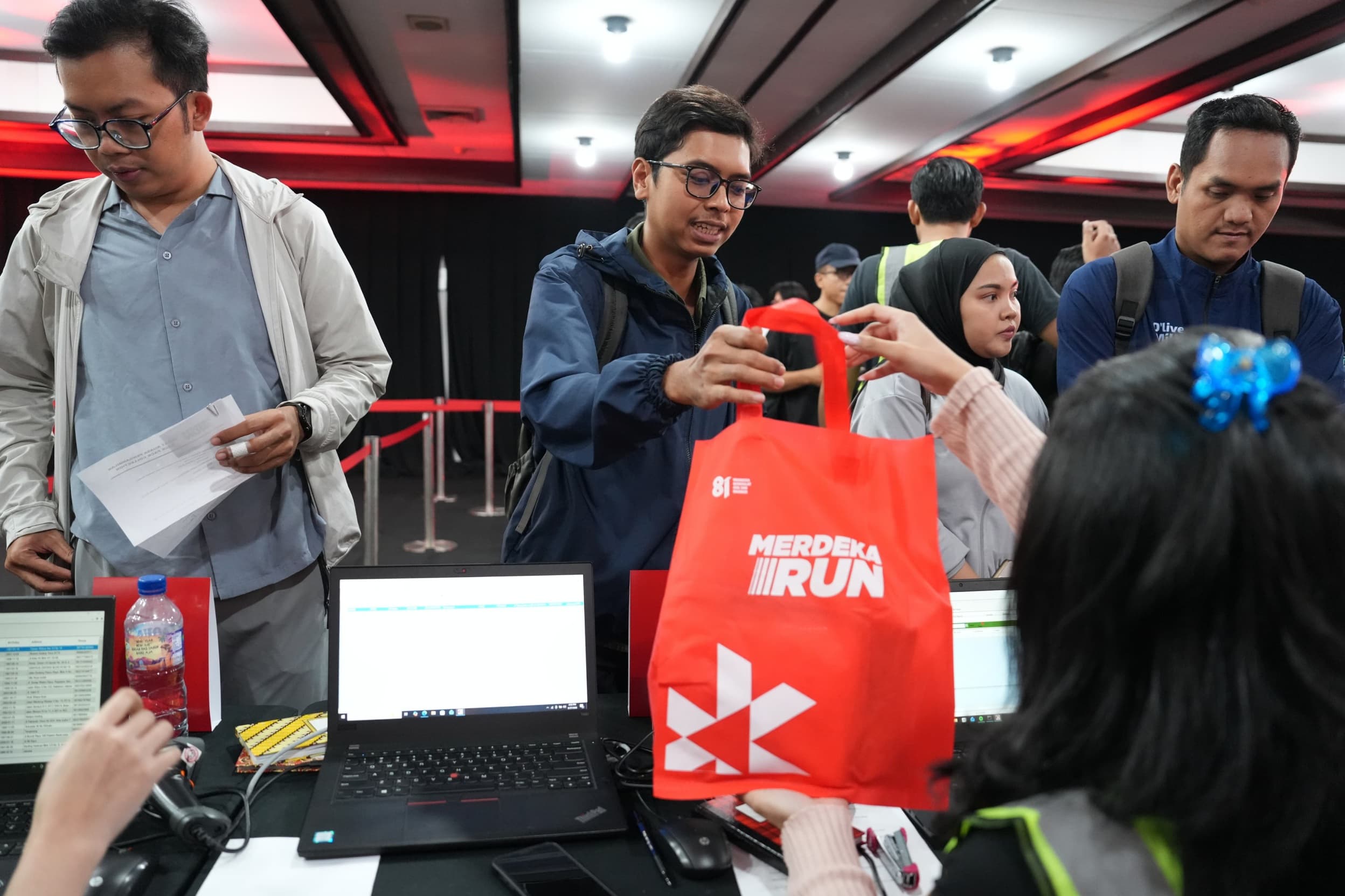 Pengambilan Race Pack Merdeka Run 2026 Dibanjiri Pelari, Jersey Merah Nusantara Jadi Favorit!