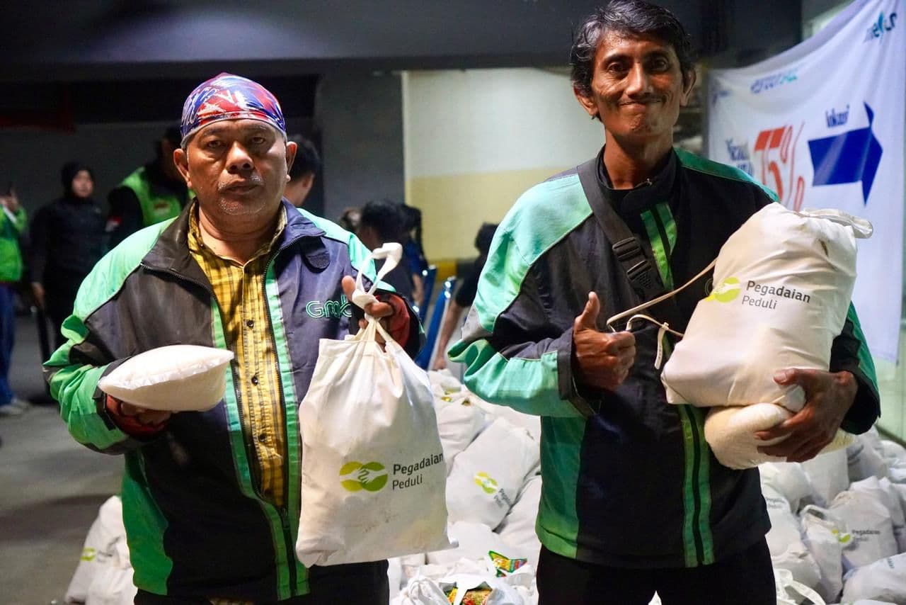 Pegadaian Bagikan 1.000 Paket Sembako untuk Pengemudi Ojol