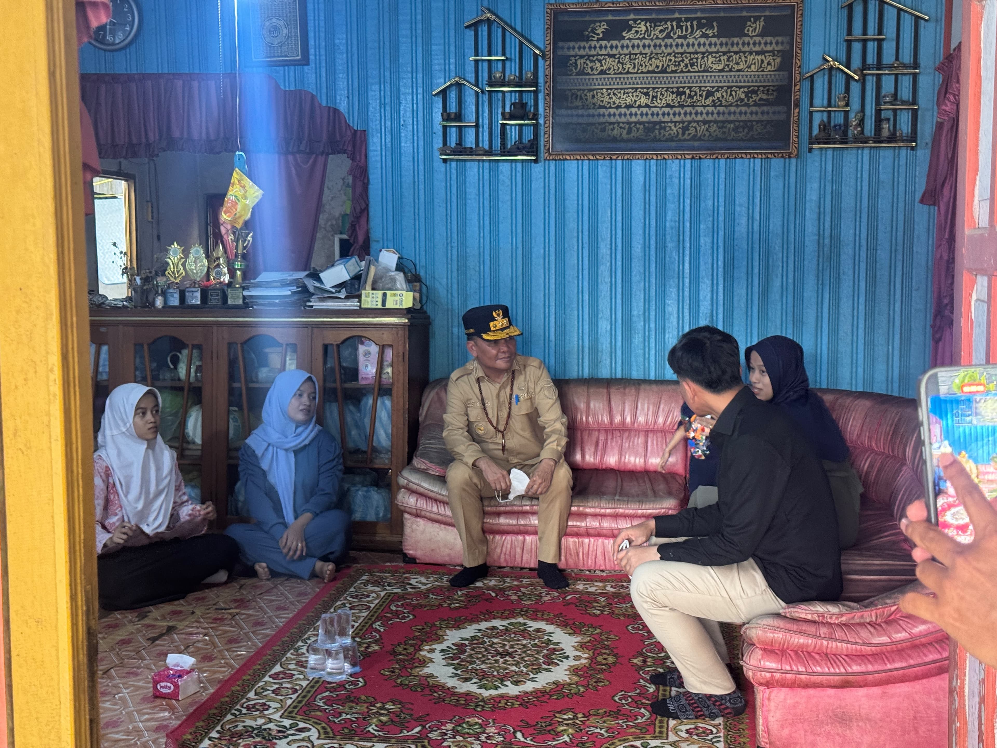 Petugas Karhutla Gugur, Gibran Datang ke Rumah Duka dan Sampaikan Pesan Mendalam