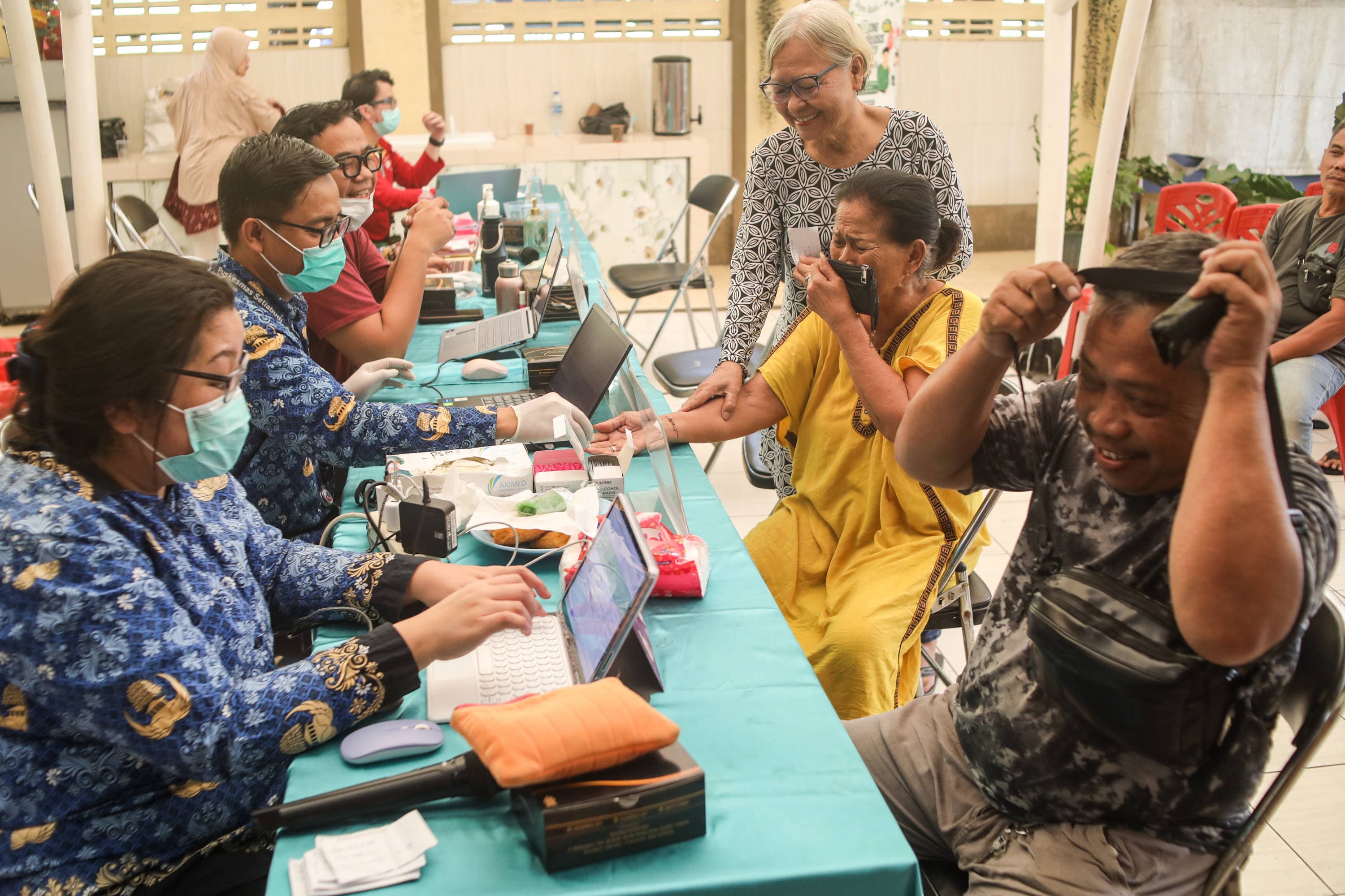 Warga lanjut usia (lansia) mengikuti cek kesehatan gratis di kawasan Pasar Manggis, Setiabudi, Jakarta, Kamis (17/9/2026). AKURAT.CO/Endra Prakoso