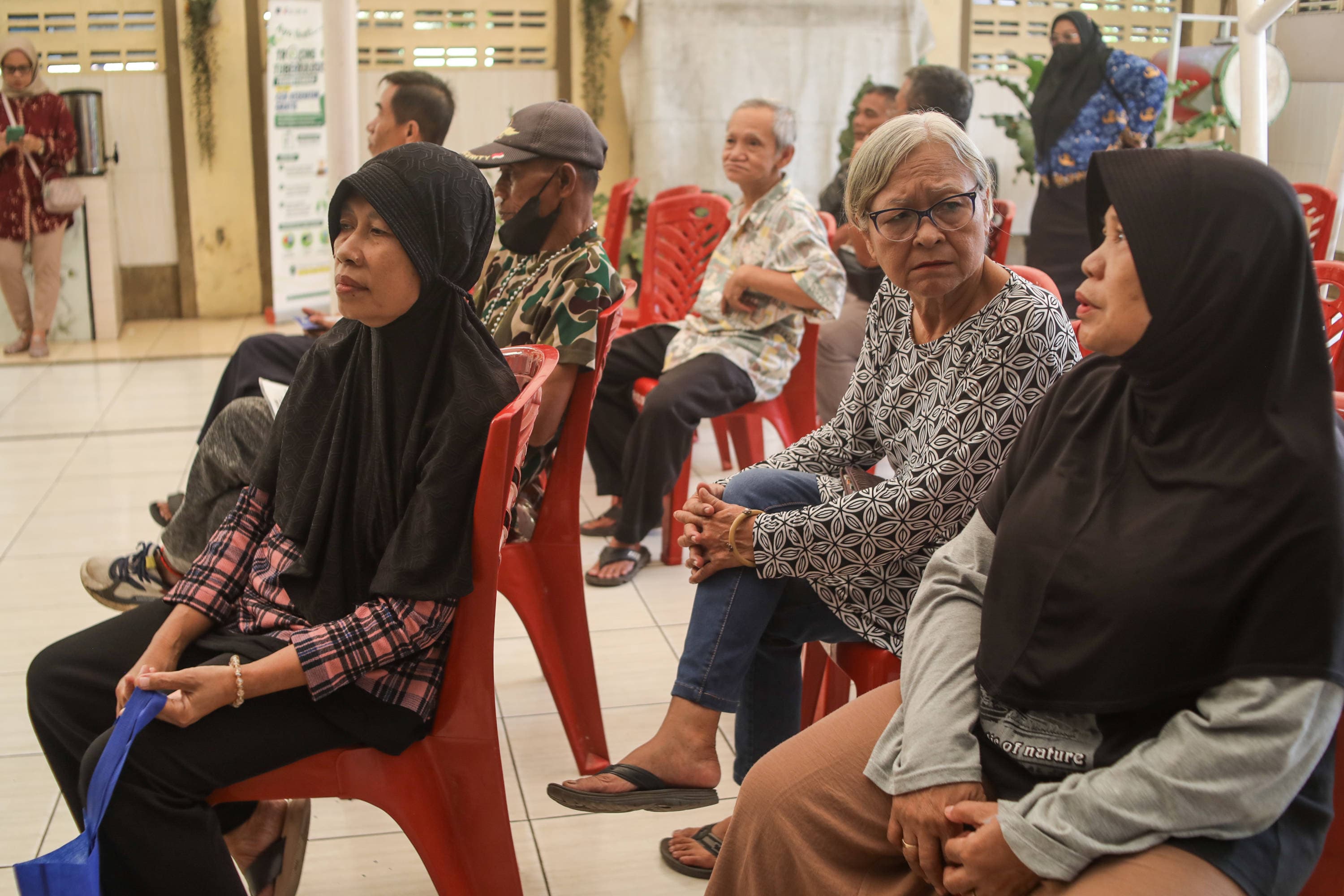 Warga lanjut usia (lansia) menunggu giliran saat mengikuti cek kesehatan gratis di kawasan Pasar Manggis, Setiabudi, Jakarta, Kamis (17/9/2026). AKURAT.CO/Endra Prakoso