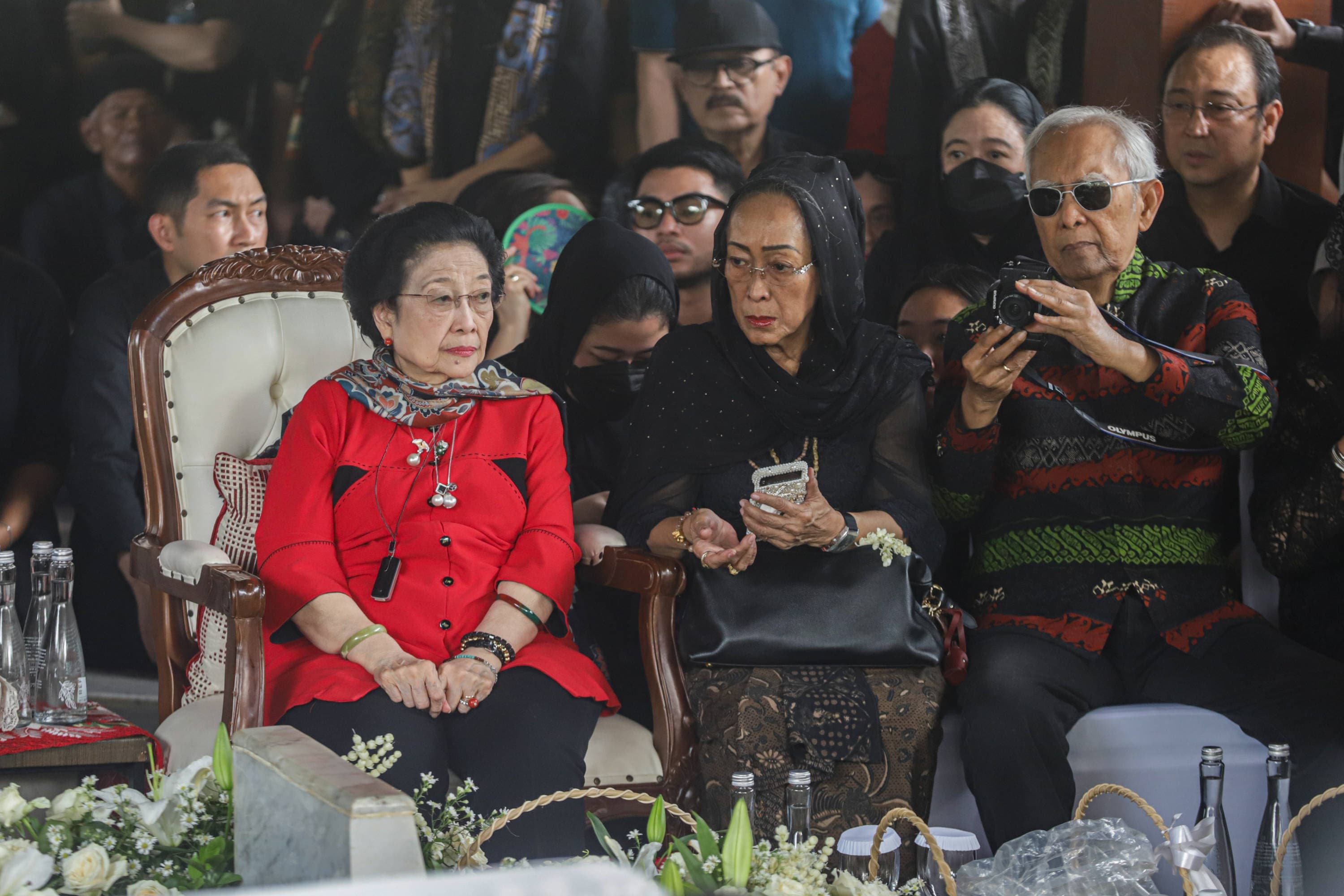 Presiden ke-5 RI Megawati Soekarnoputri (kiri) bersama Guntur Soekarnoputra (kanan) dan Sukmawati Soekarnoputri (tengah) menghadiri pemakaman adiknya, Guruh Soekarnoputra di TPU Karet Bivak, Jakarta, Sabtu (26/9/2026). AKURAT.CO/Endra Prakoso