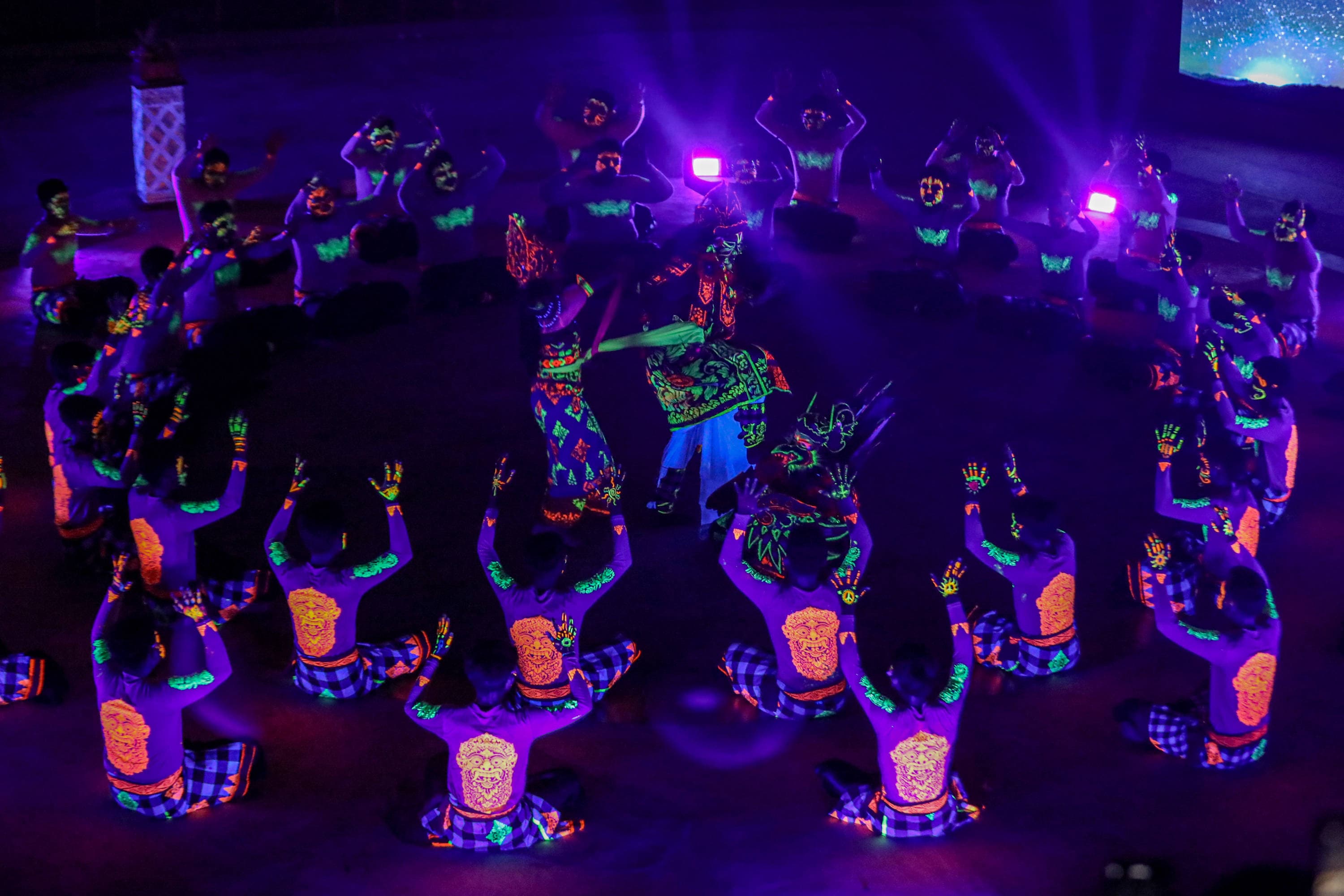 Penari membawakan Tari Kecak dalam pertunjukan The Mystical Kecak Dance: Glow in The Dark di Amfiteater Panggung Budaya, Taman Mini Indonesia Indah (TMII), Jakarta, Sabtu (26/9/2026). AKURAT.CO/Endra Prakoso