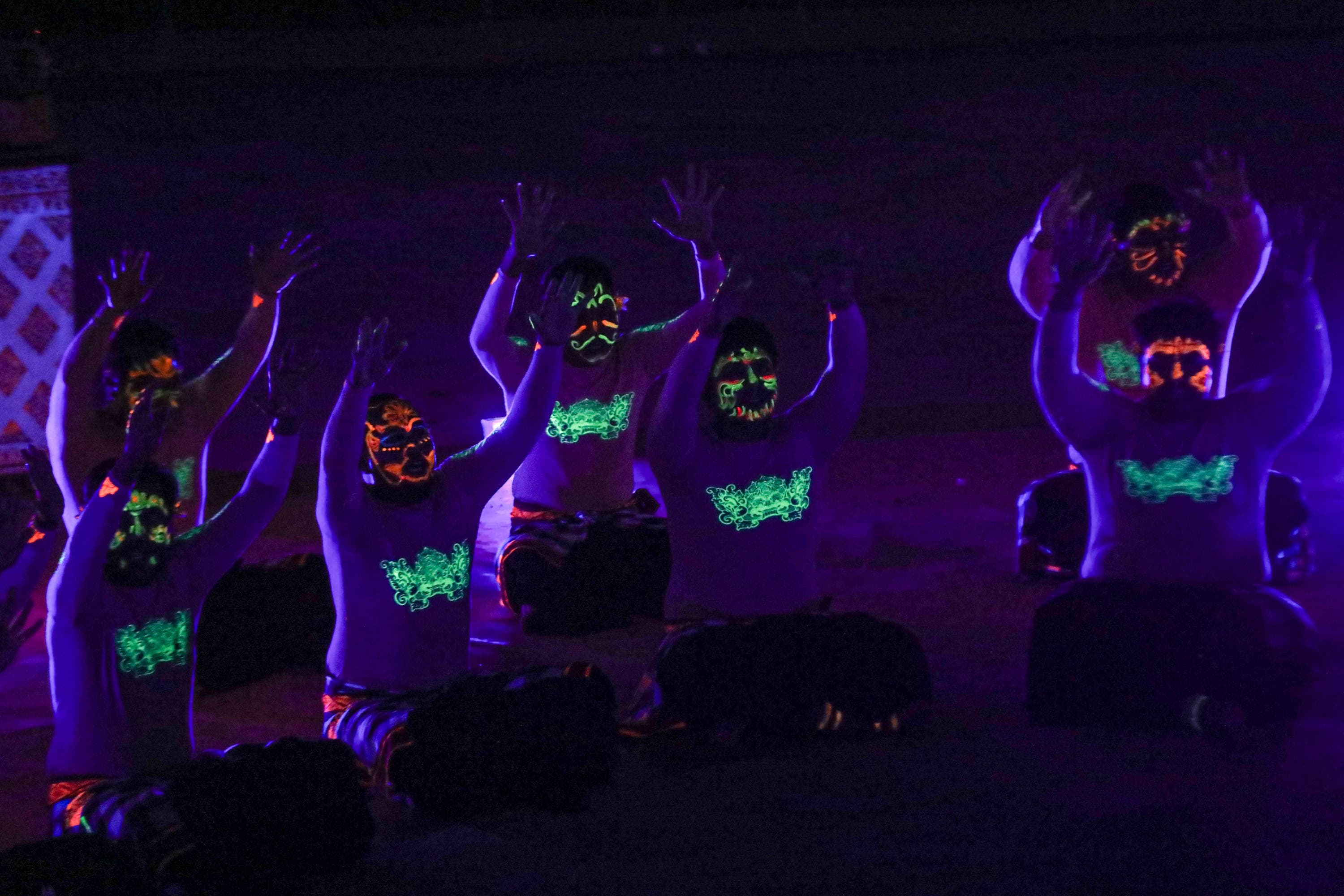 Penari membawakan Tari Kecak dalam pertunjukan The Mystical Kecak Dance: Glow in The Dark di Amfiteater Panggung Budaya, Taman Mini Indonesia Indah (TMII), Jakarta, Sabtu (26/9/2026). AKURAT.CO/Endra Prakoso