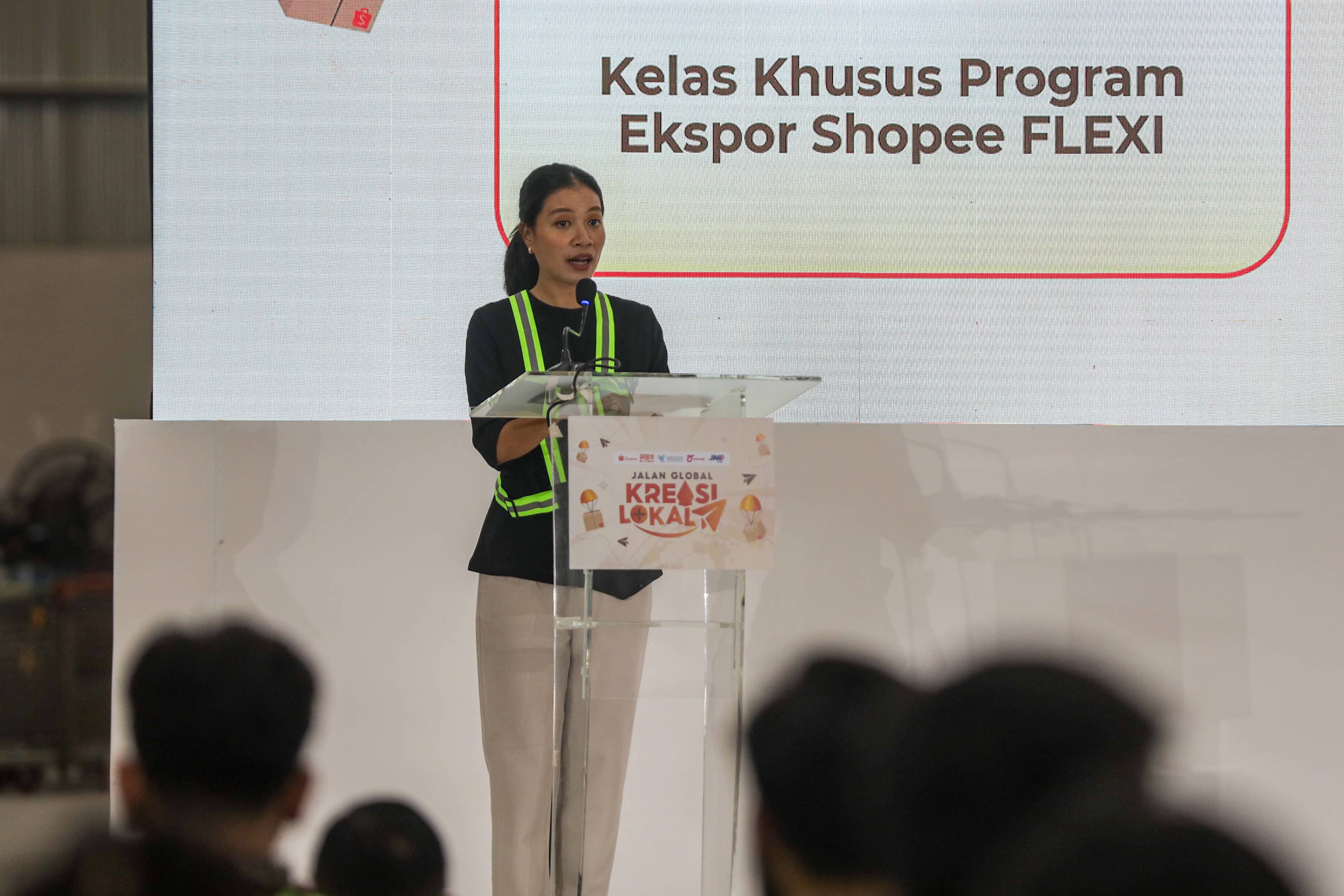 Deputy Director of Government Relations Shopee Indonesia Balques Manisang menyampaikan pemaparan saat peluncuran program ‘Jalan Global Kreasi Lokal’ di Gudang Ekspor Shopee, Jakarta, Selasa (27/10/2026). AKURAT.CO/Endra Prakoso