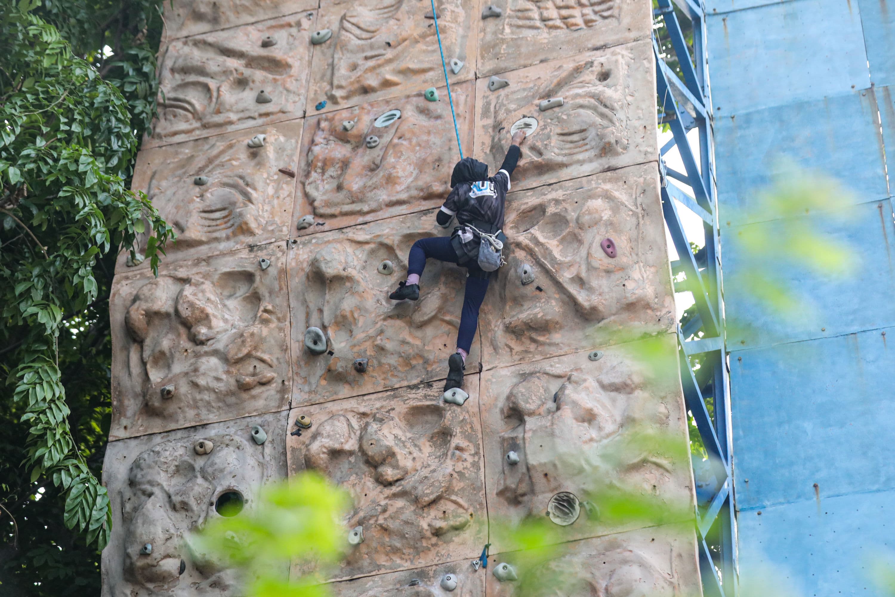 Anggota North Jakarta Climbing Club berlatih panjat tebing di Gelanggang Remaja Jakarta Utara, Jakarta, Minggu (4/10/2026). AKURAT.CO/Endra Prakoso