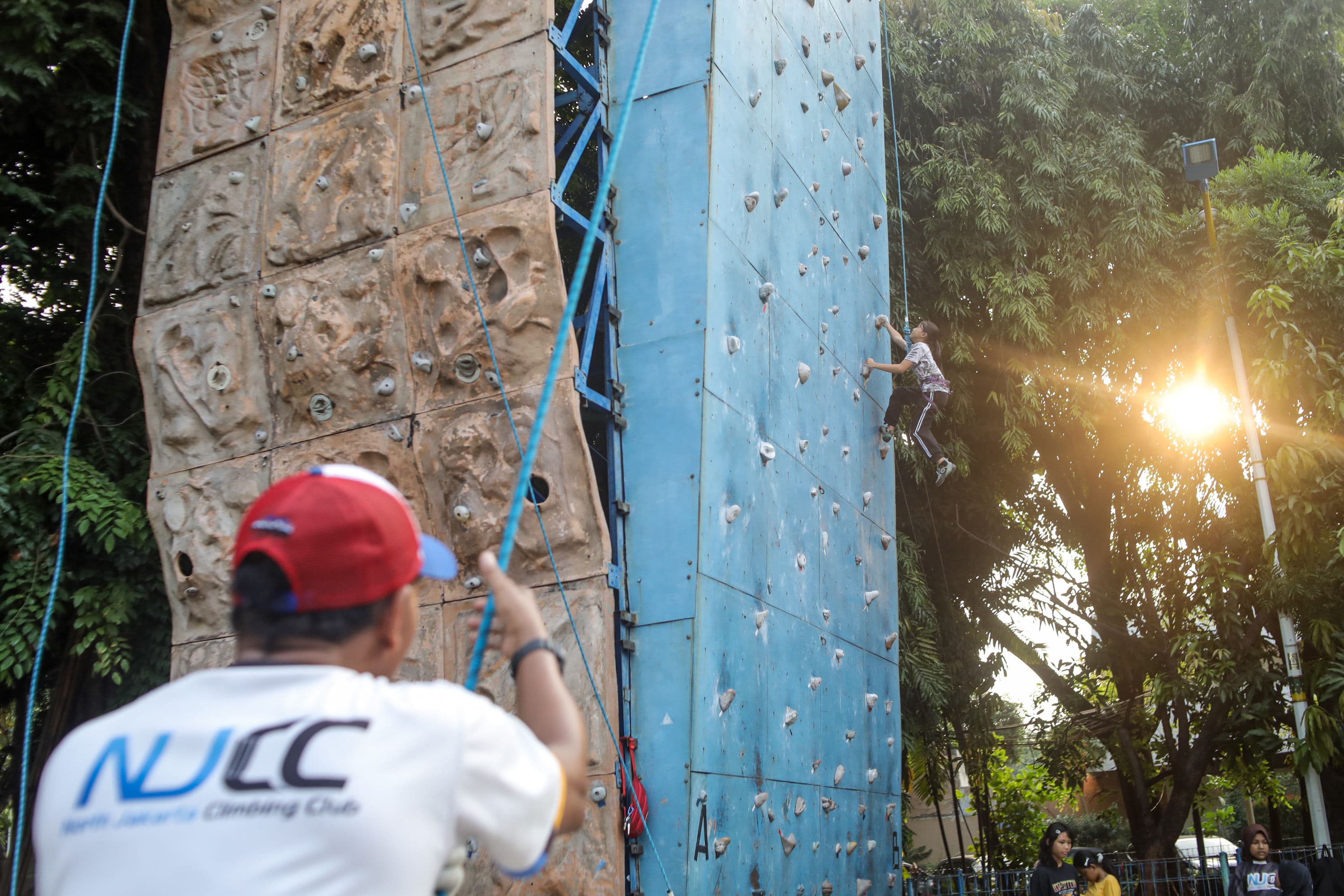 Anggota North Jakarta Climbing Club berlatih panjat tebing di Gelanggang Remaja Jakarta Utara, Jakarta, Minggu (4/10/2026). AKURAT.CO/Endra Prakoso