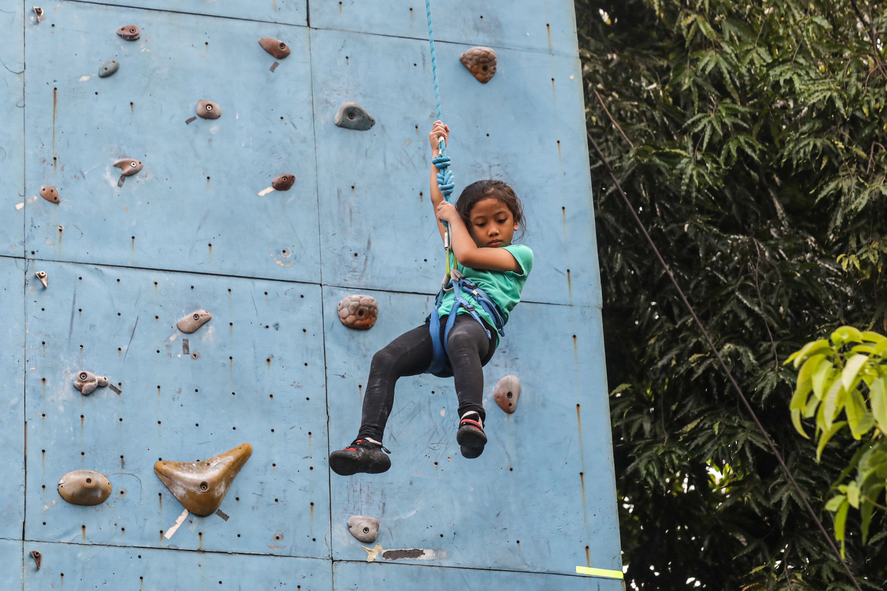 Anggota North Jakarta Climbing Club berlatih panjat tebing di Gelanggang Remaja Jakarta Utara, Jakarta, Minggu (4/10/2026). AKURAT.CO/Endra Prakoso