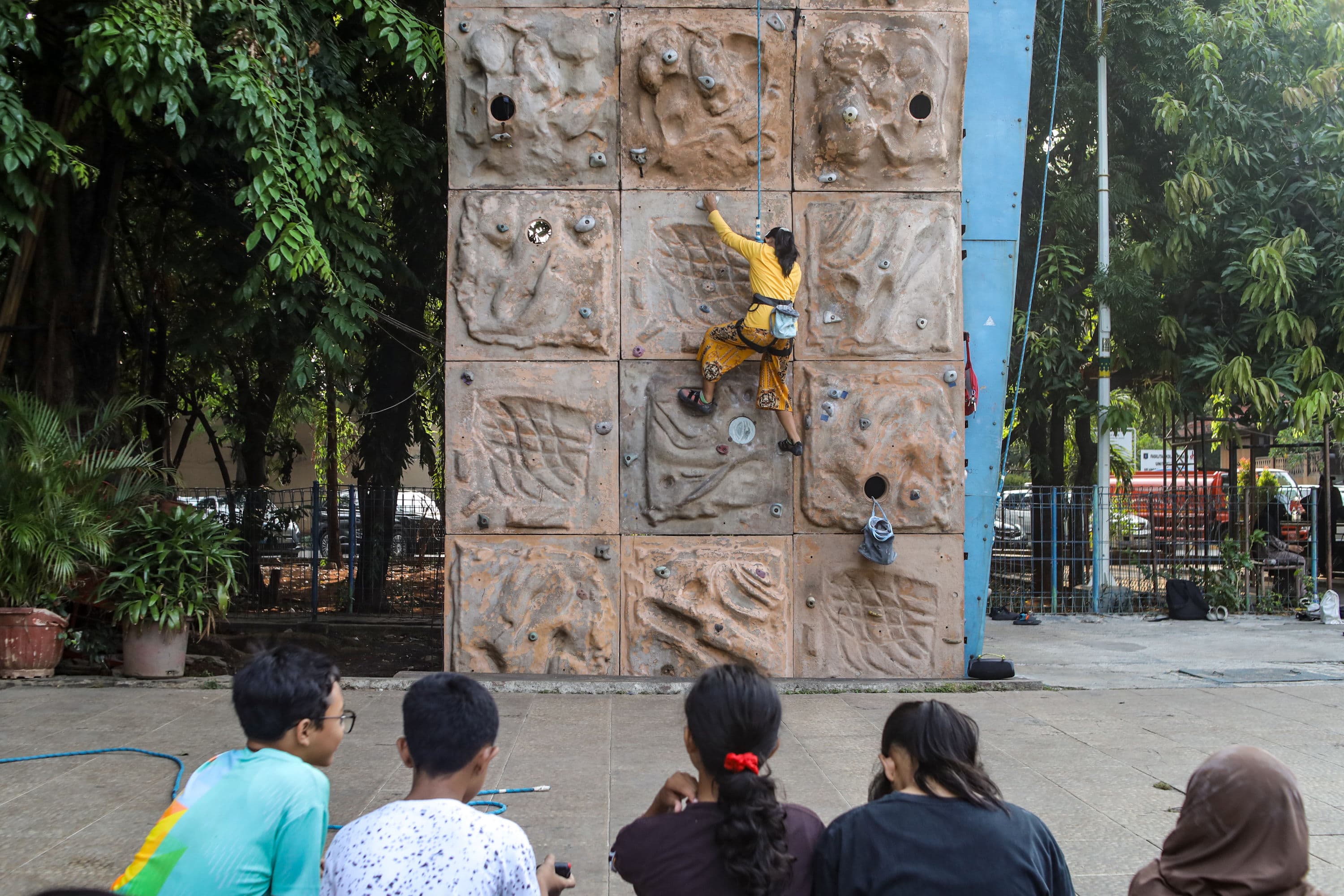Anggota North Jakarta Climbing Club berlatih panjat tebing di Gelanggang Remaja Jakarta Utara, Jakarta, Minggu (4/10/2026). AKURAT.CO/Endra Prakoso