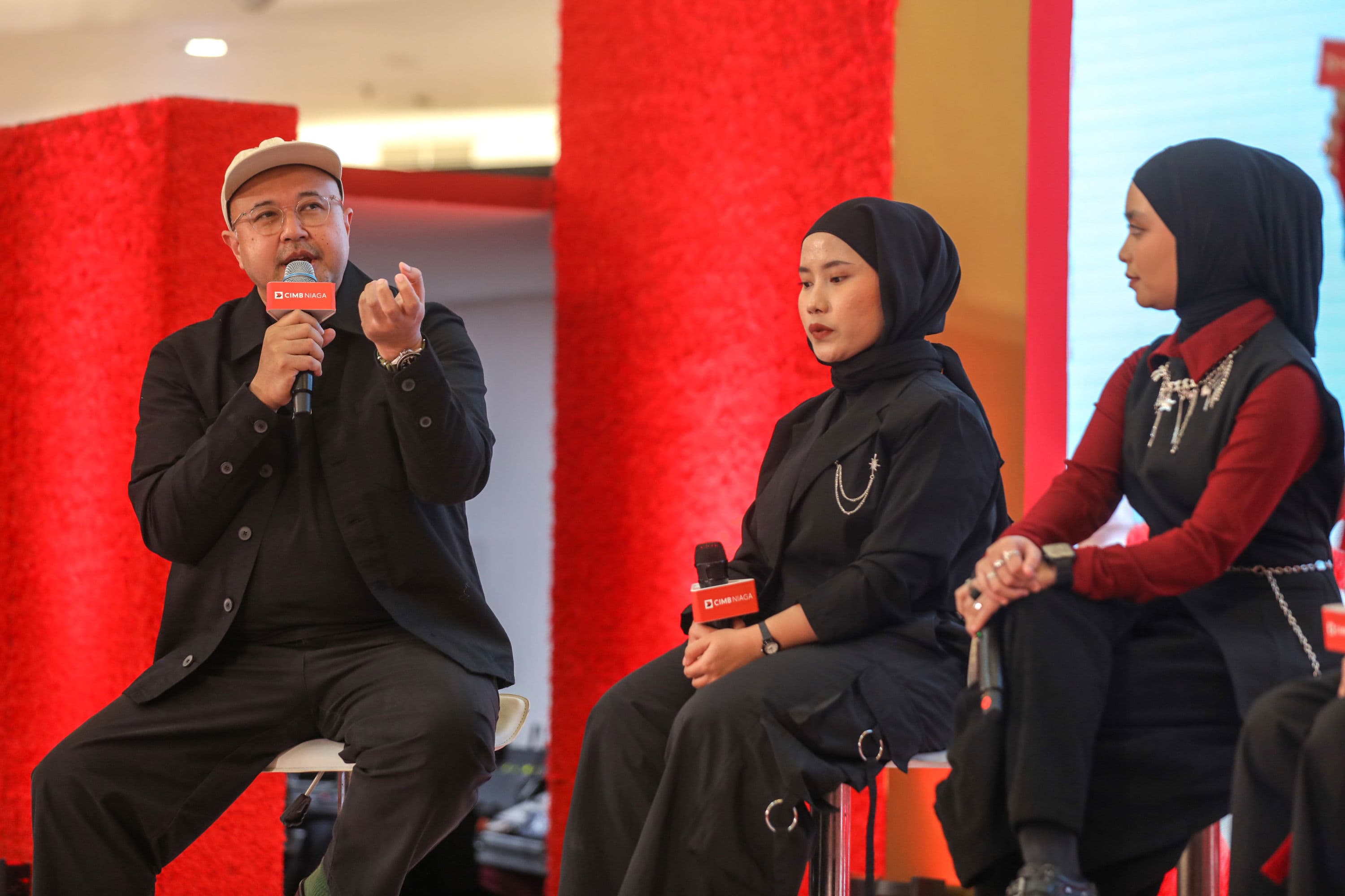 Founder & CEO The Goods Dept Anton Wirjono (kiri) berbincang dengan personel Voice of Baceprot saat pembukaan Kejar Mimpi FEST 2026 bertema “Berani Tersesat, Temukan Mimpimu” di Jakarta, Jumat (2/10/2026). AKURAT.CO/Endra Prakoso