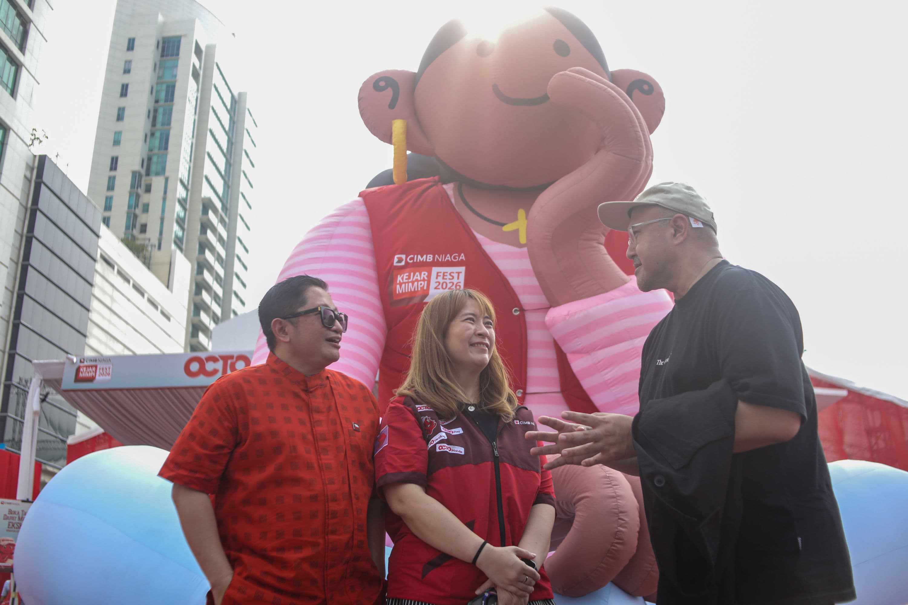 (Kiri-kanan) Head of Marketing, Brand & Customer Experience CIMB Niaga Amir Widjaya bersama Head of Digital Banking & Contact Center CIMB Niaga Lusiana Saleh dan Founder & CEO The Goods Dept Anton Wirjono (kiri) berbincang saat pembukaan Kejar Mimpi FEST 2026 bertema “Berani Tersesat, Temukan Mimpimu” di Jakarta, Jumat (2/10/2026). AKURAT.CO/Endra Prakoso