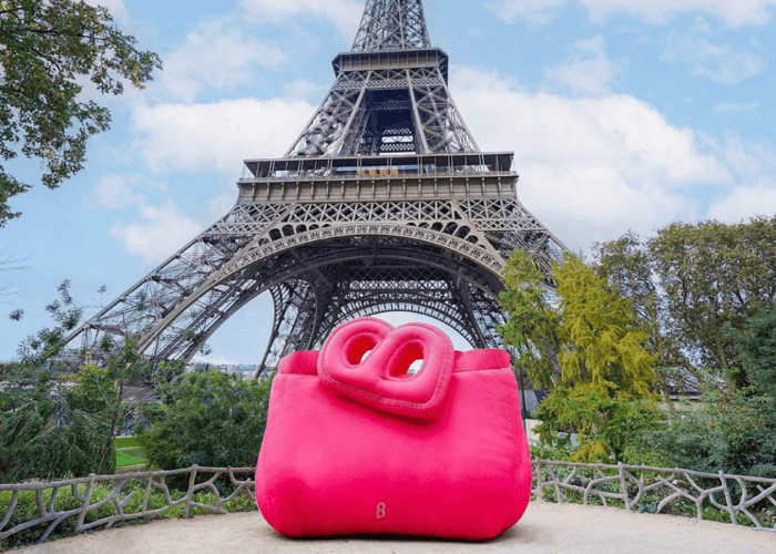Tas Raksasa Buttonscarves Mejeng Di Menara Eiffel