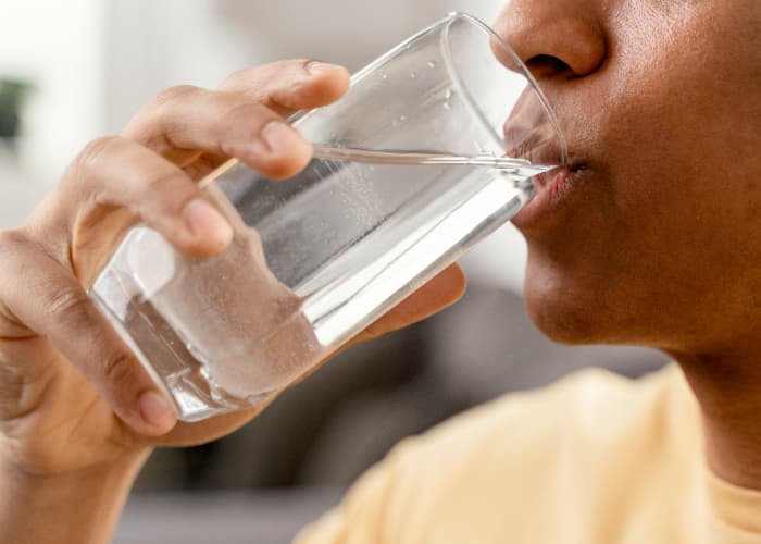 5 Anjuran Nabi Saat Minum Air Putih Agar Sehat dan Berpahala