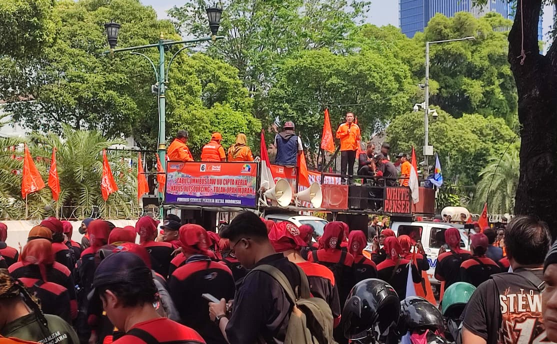 Ratusan Orang Gelar Aksi di Depan KPU, Desak Segera Terbitkan PKPU
