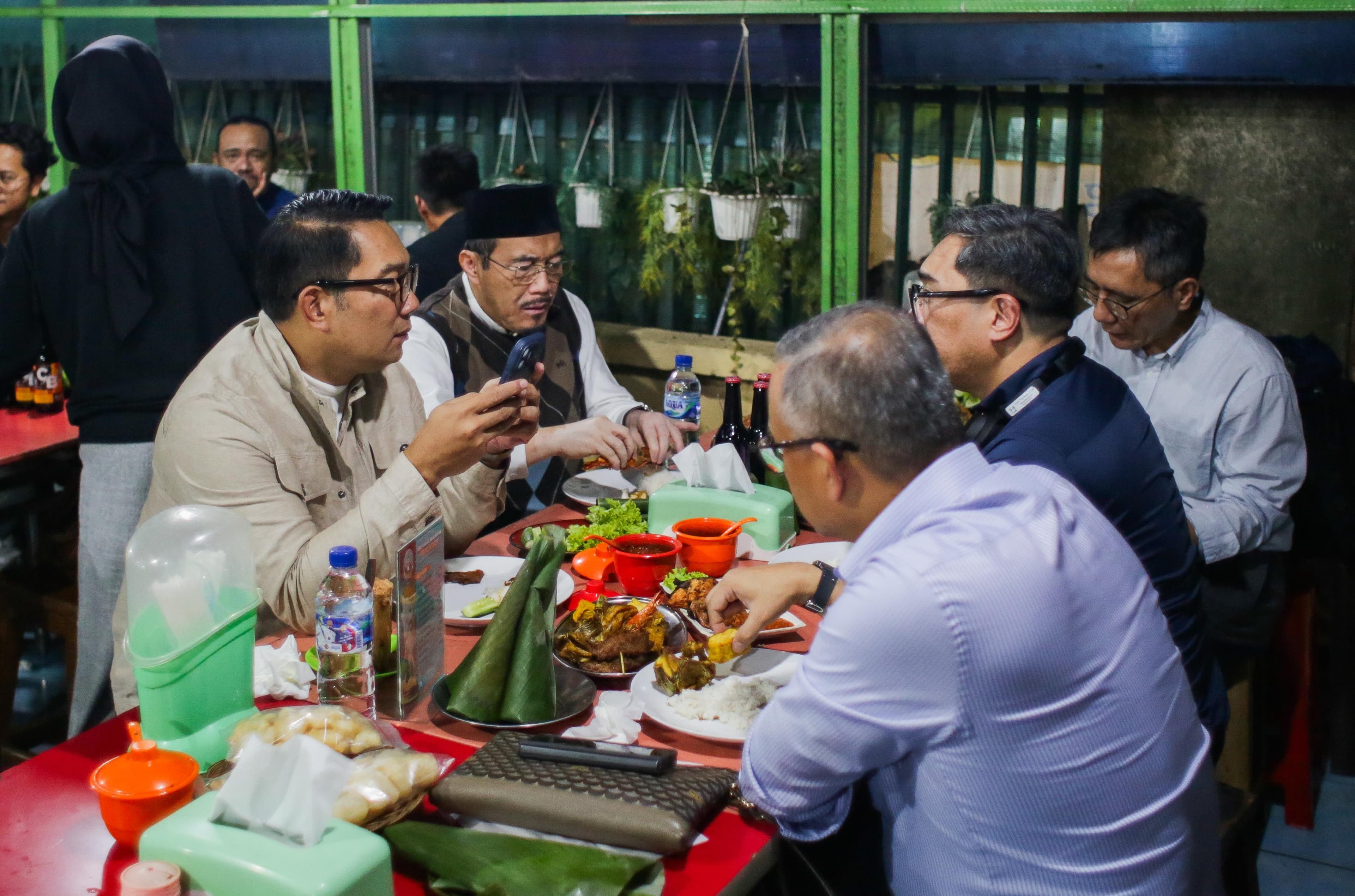 Ridwan Kamil dan Suswono Santap Nasi Uduk Legendaris, Jadi Ajang Silaturahmi Politik