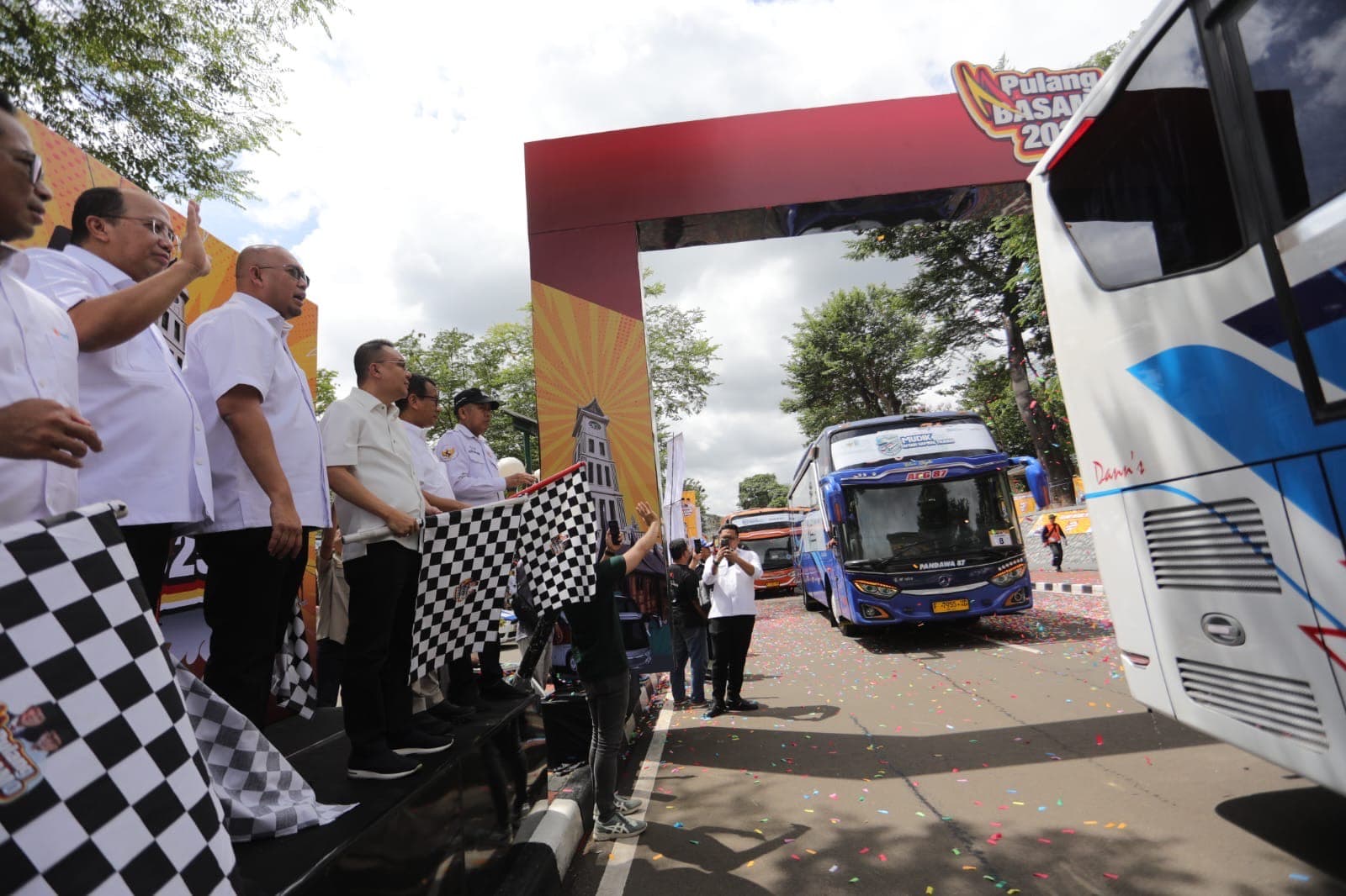 Wakil Ketua DPR Sufmi Dasco Lepas 100 Bus Pulang Basamo untuk 5.000 Pemudik Minang