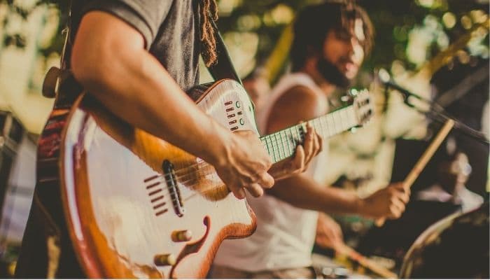 Daftar Musisi yang Izinkan Lagunya Diputar Gratis di Kafe, Siapa Saja Mereka?