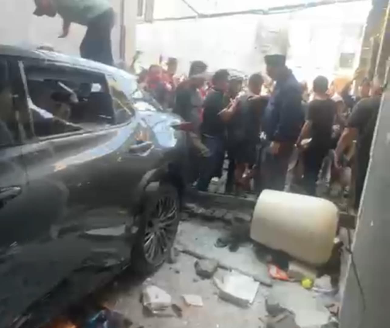 Rumah Ahmad Sahroni di Tanjung Priok Diamuk Massa, Satu Unit Mobil Hancur