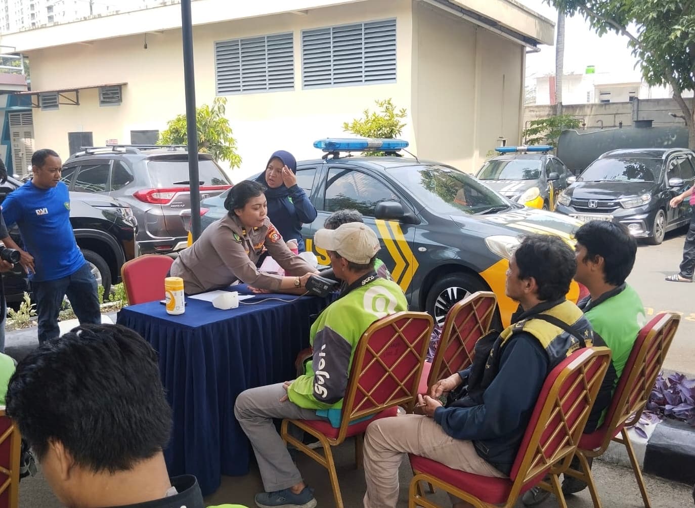 Polres Metro Jakarta Pusat Gelar Pengobatan Gratis dan Bagi Sembako untuk Driver Ojol