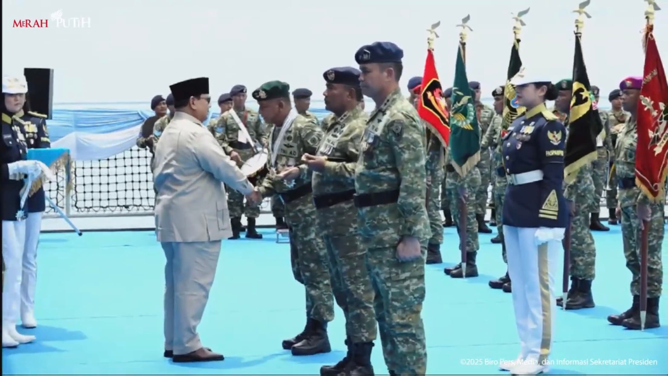 Prabowo Anugerahkan Bintang Yudha Dharma Pratama dan Samkaryanugraha ke Prajurit dan Satuan TNI