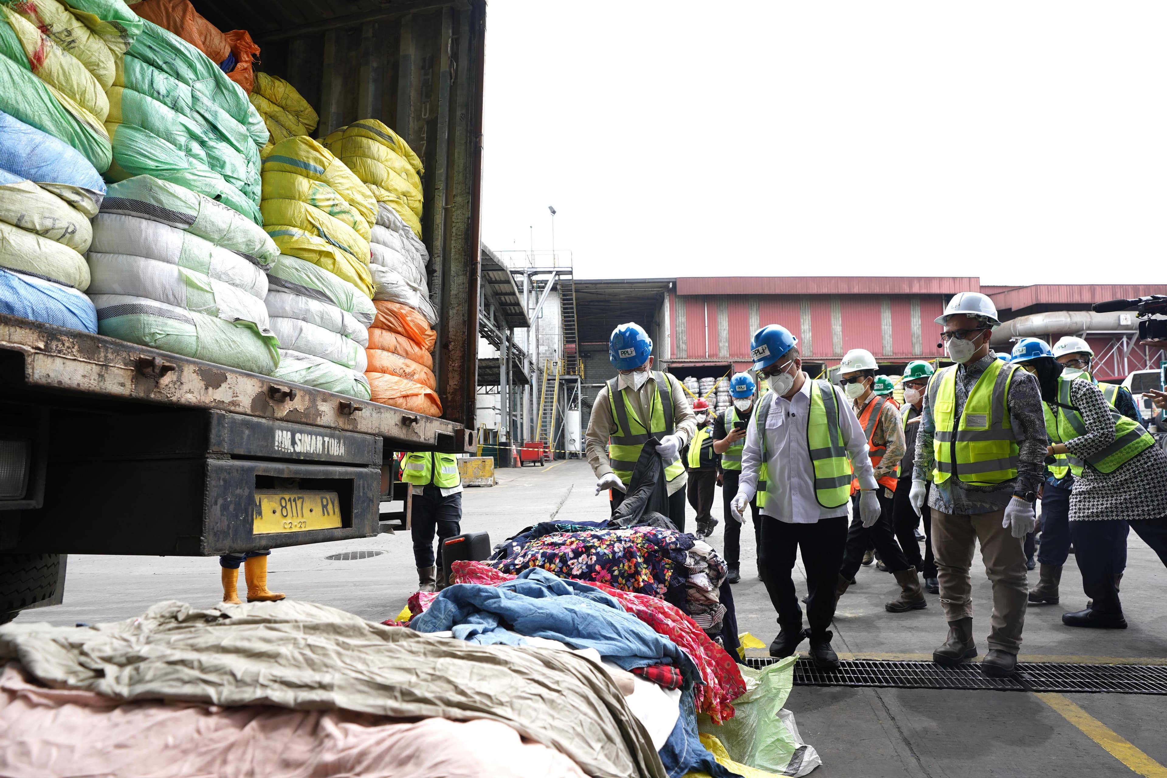 500 Balpres Ilegal Dibakar! Segini Nilai Fantastis Sitaan Pakaian Bekas oleh Kemendag