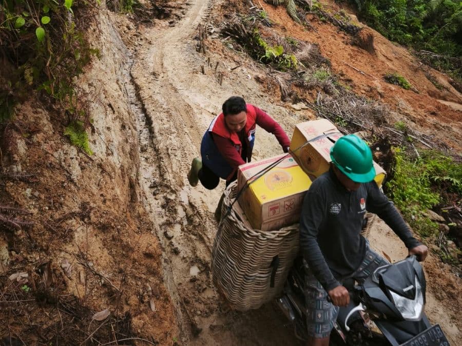Motor Angkut Sawit Bantu PGN Salurkan Bantuan di Desa Putus Akses di Aceh Tamiang