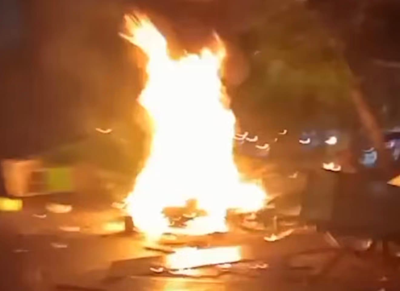 Satu Matel Tewas, Massa Mengamuk di Kalibata: Warung Dirusak, Motor Dibakar