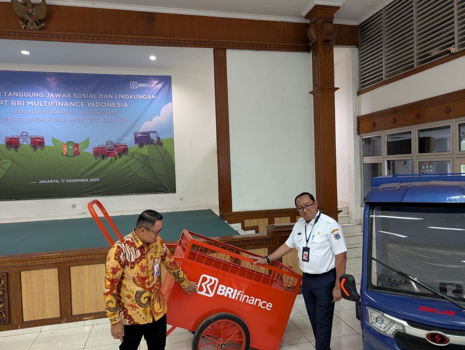 BRI Finance Bagikan Alat Pengelolaan Sampah ke Sudin LH Jaktim Demi Lingkungan Yang Lebih Baik