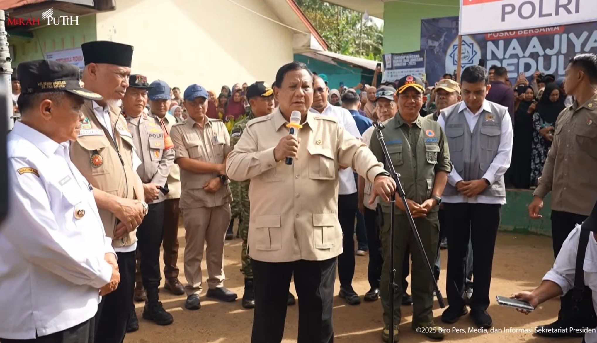 Prabowo Kunjungi Posko Pengungsi di Agam, Beri Kabar Gembira Soal Hunian Warga Terdampak Bencana