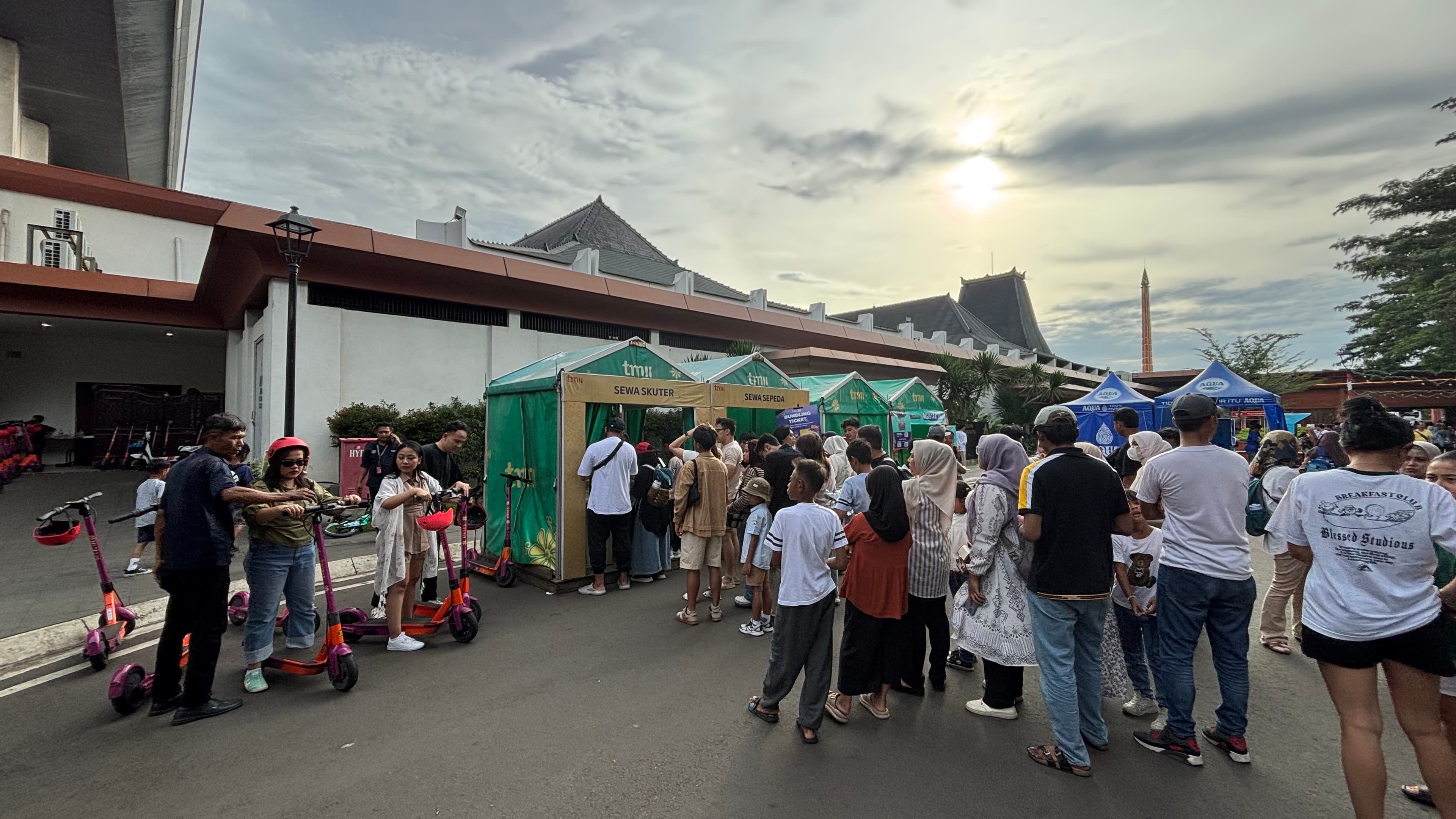Skuter Listrik Jadi Favorit Pengunjung Berkeliling TMII