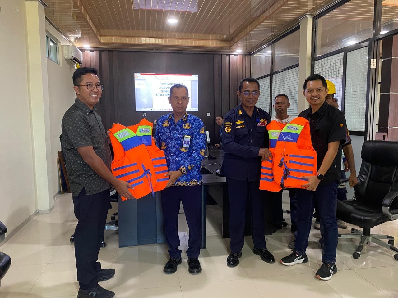 Pelindo Siapkan Life Jacket di Pelabuhan Penumpang saat Nataru 2025