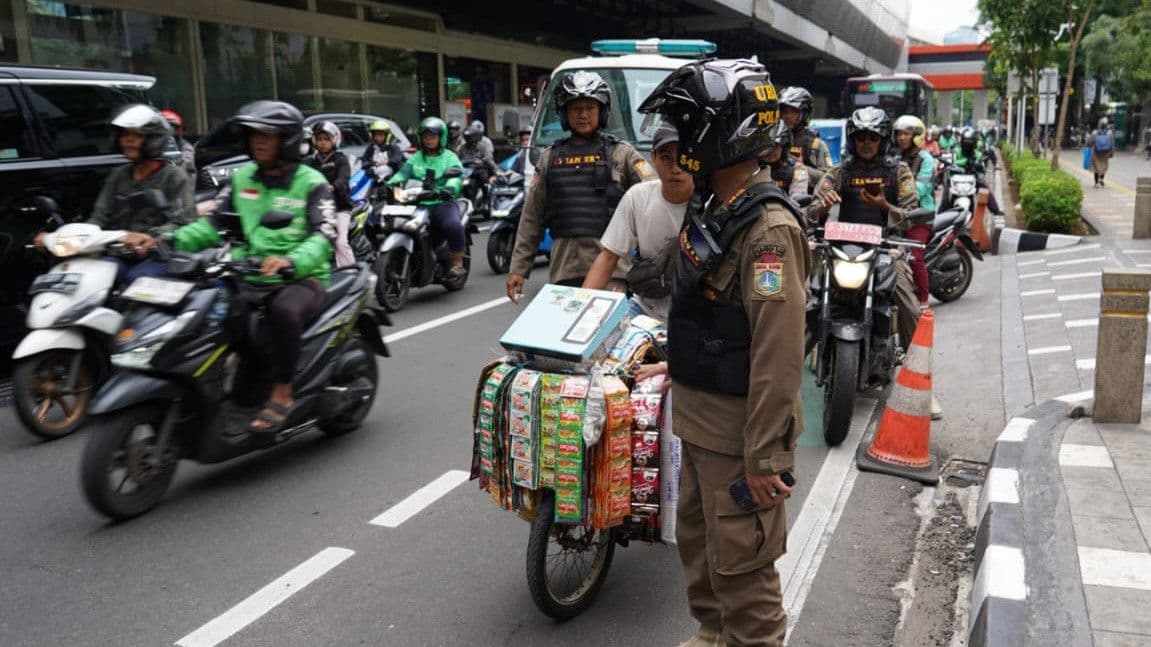 Jelang Pembongkaran Tiang Monorel, Personel Gabungan Tertibkan PKL di Rasuna Said