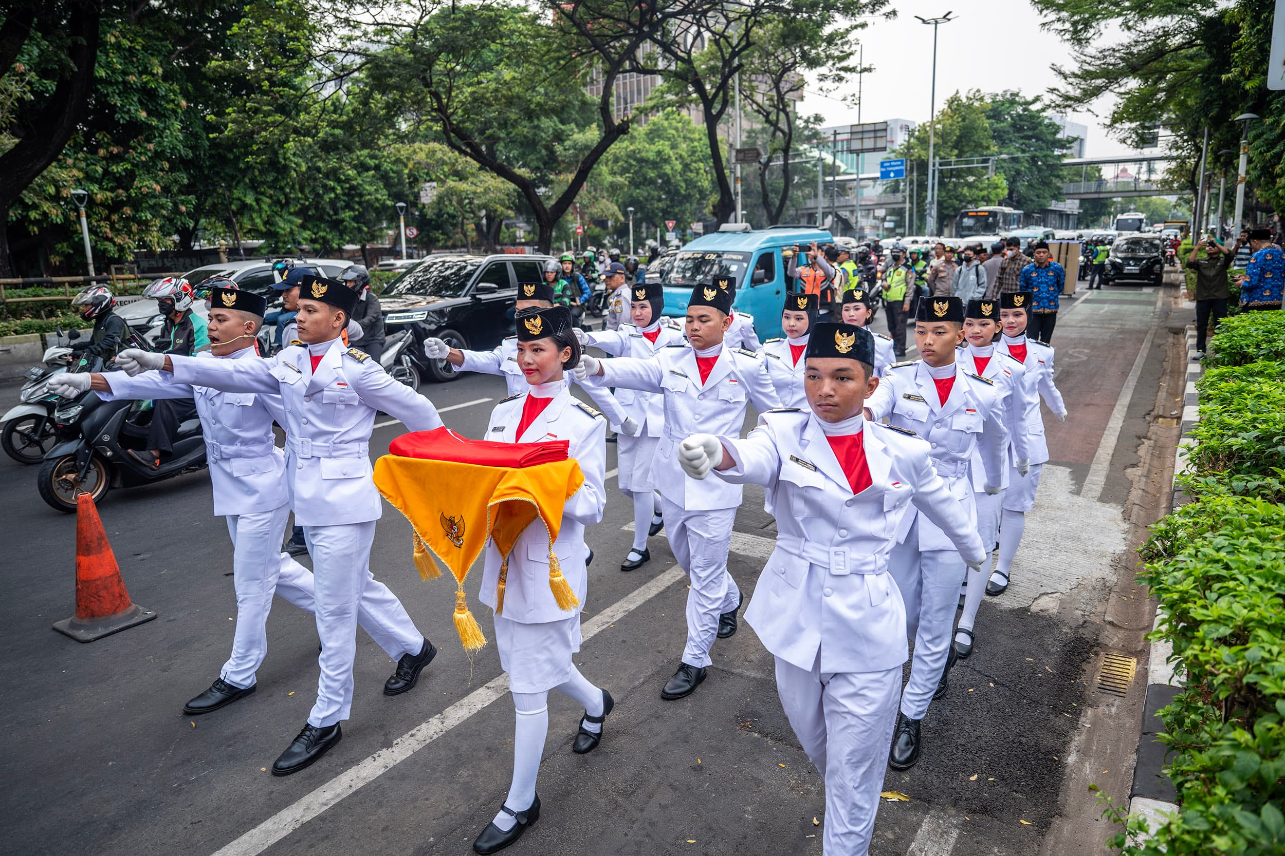 Petugas paskibraka bersiap mengibarkan bendera Merah Putih pada upacara peringatan Hari Sumpah Pemuda di Museum Sumpah Pemuda, Jakarta, Rabu (28/10/2026).ANTARA FOTO/Bayu Pratama S/nz