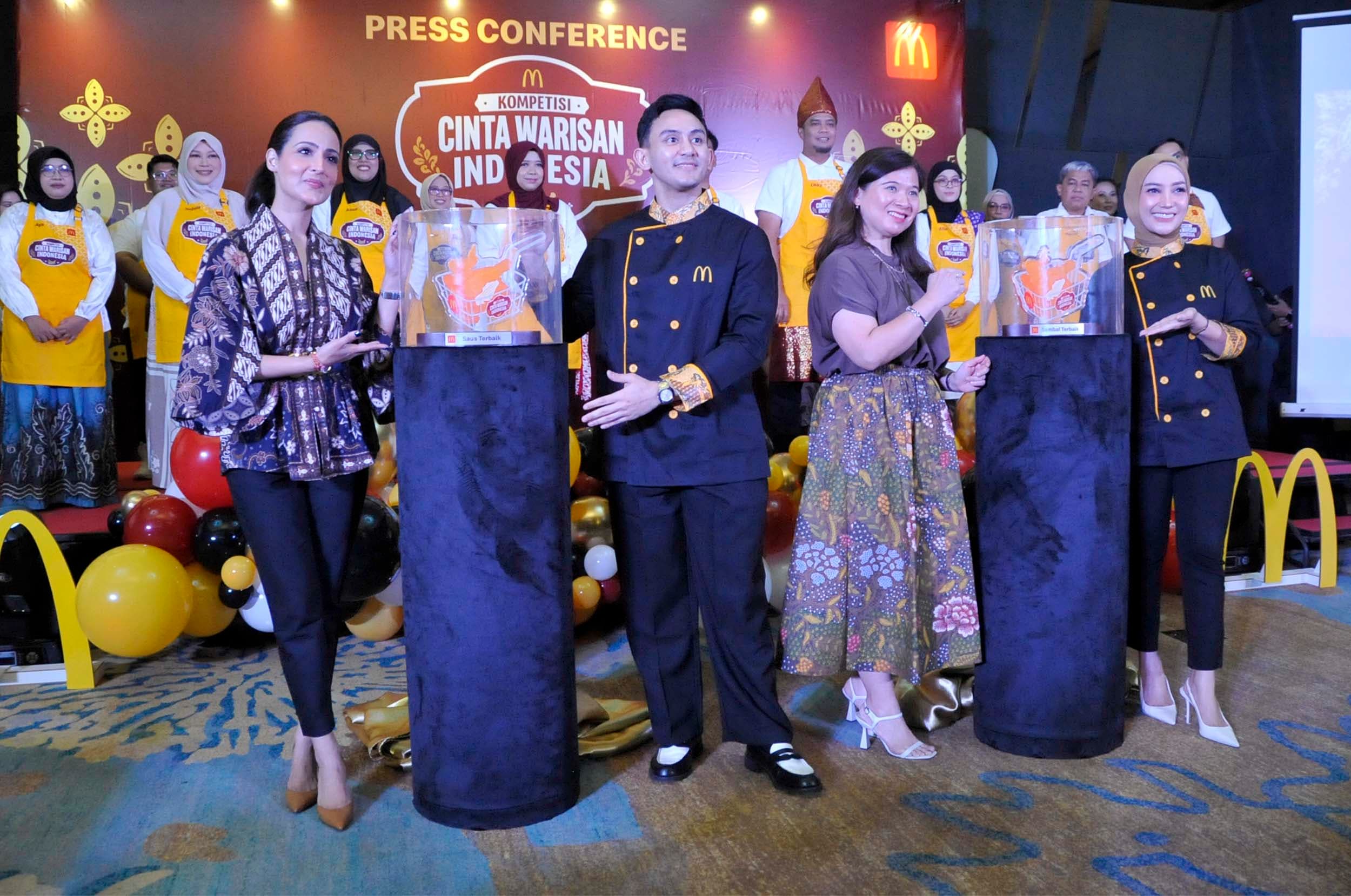 (Ki - Ka) Food and Lifestyle Vlogger selaku Juri Tamu Kompetisi Cinta Warisan Indonesia, Shareen Jethnani; alumni MasterChef Indonesia selaku Juri Utama Kompetisi Cinta Warisan Indonesia, Chef Firhan; Associate Director of Marketing McDonald’s Indonesia, Caroline Kurniadjaja dan alumni MasterChef Indonesia selaku Juri Utama Kompetisi Cinta Warisan Indonesia, Chef Yulita saat seremoni pembukaan usai konferansı pers di Jakarta, Rabu (28/10/2026). McDonald’sAKURAT.CO/Sopian