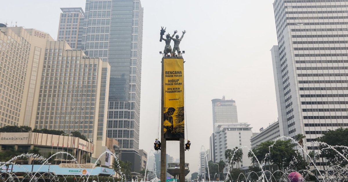 Aktivis Greenpeace Panjat Patung Bundaran HI, Apa Pesan yang Disampaikan?