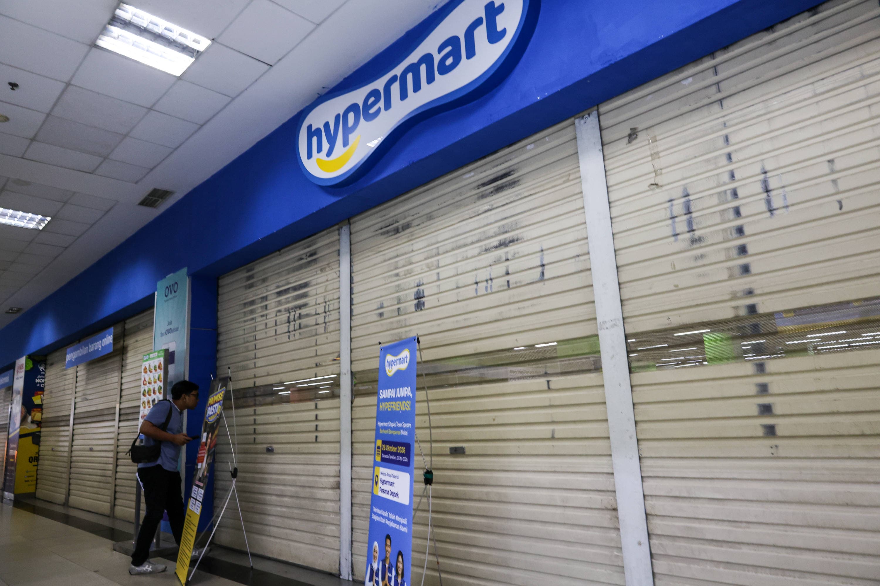 Pengunjung melewati gerai Hypermart yang tutup di salah satu pusat perbelanjaan di Kota Depok, Jawa Barat, Kamis (29/10/2026). AKURAT.CO/Endra Prakoso