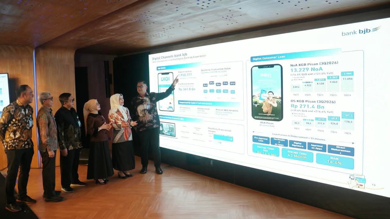 Direktur Utama bank bjb Ayi Subarna bersama jajaran direksi saat dalam Earnings Call Triwulan III Tahun Buku 2026 yang berlangsung di Bandung, Kamis (29/10/2026).