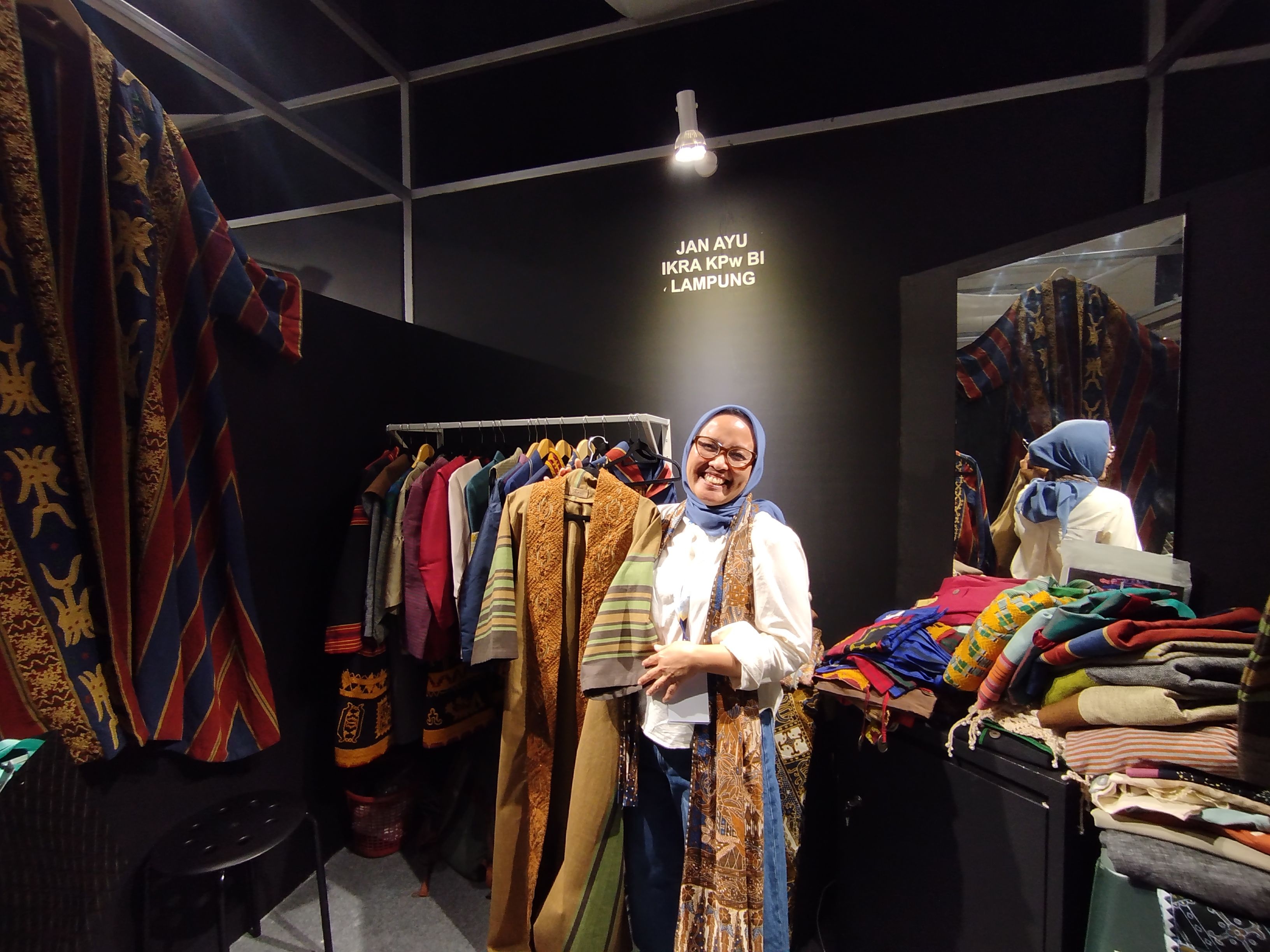 Jan Ayu Ubah Tapis Lampung Jadi Busana Harian di JMFW 2026, Bidik Pasar Profesional