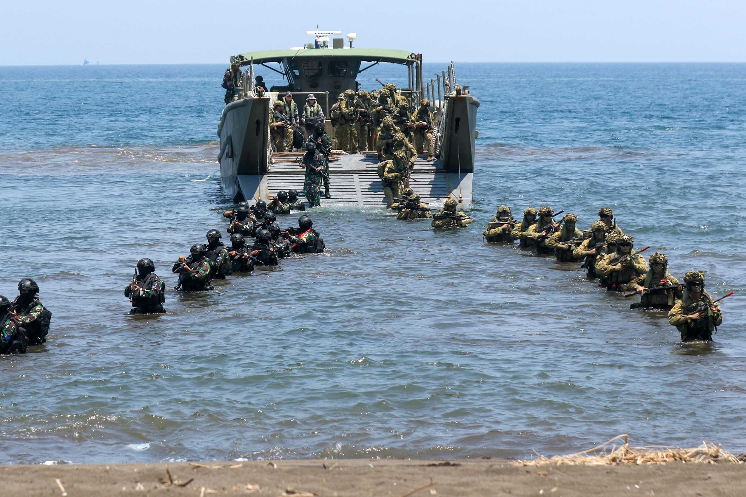 TNI dan ADF Latihan Operasi Amfibi di Situbondo