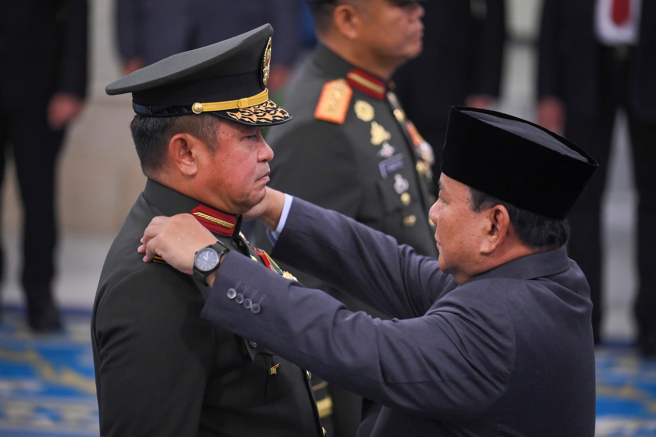 Presiden Prabowo Subianto (kanan) memasang tanda pangkat kepada Jenderal TNI Maruli Simanjuntak saat pelantikan di Istana Negara, Jakarta, Kamis (15/10/2026). ANTARA FOTO/Hafidz Mubarak A/nym.